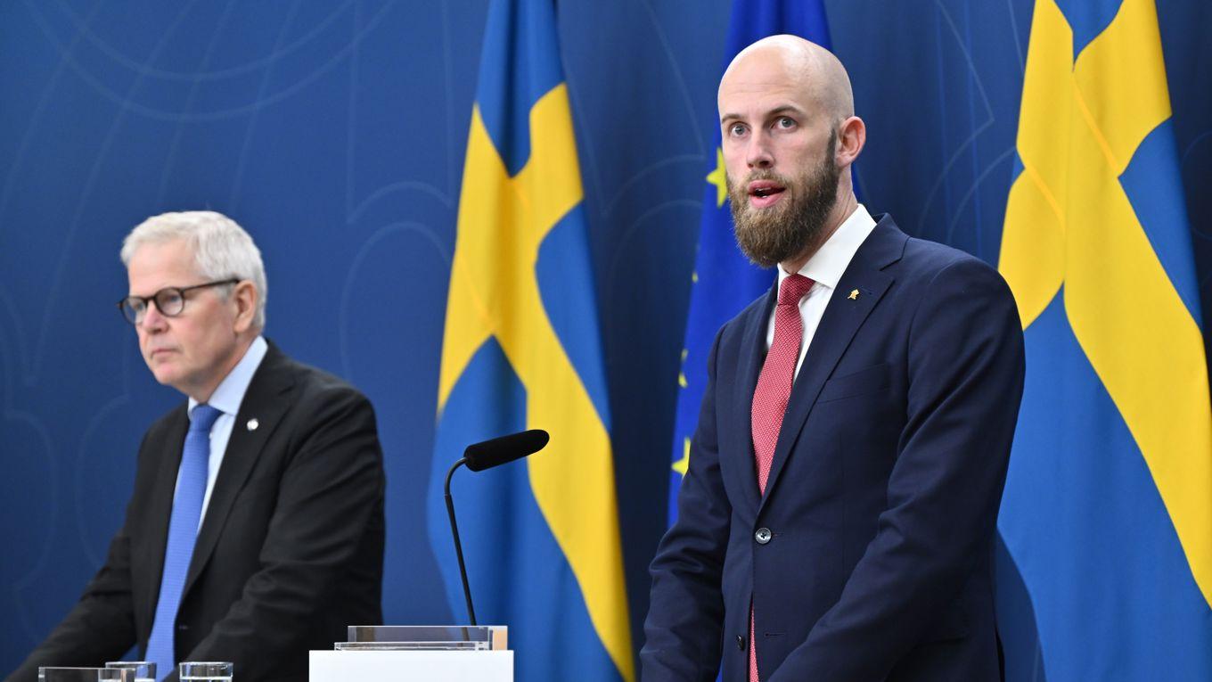 Carl-Oskar Bohlin (M), minister för civilt försvar, (till höger) håller pressträff tillsammans med Björn Lyrvall, generaldirektör för Försvarets radioanstalts, FRA. Foto: Anders Wiklund/TT