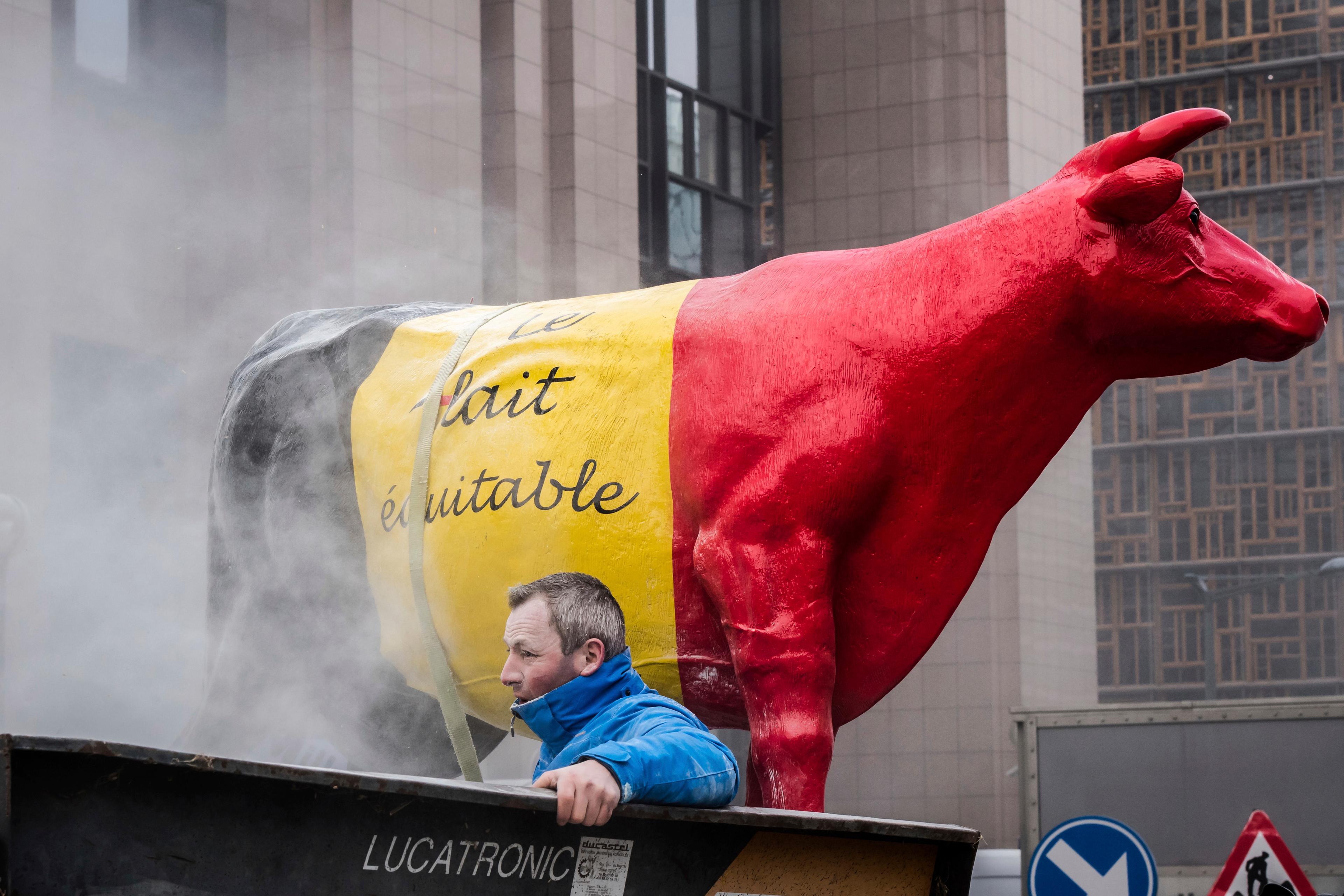 Europeiska mjölkbönder under en protest i Bryssel 2017. Arkivfoto. Foto: Geert Vanden Wijngaert/AP/TT