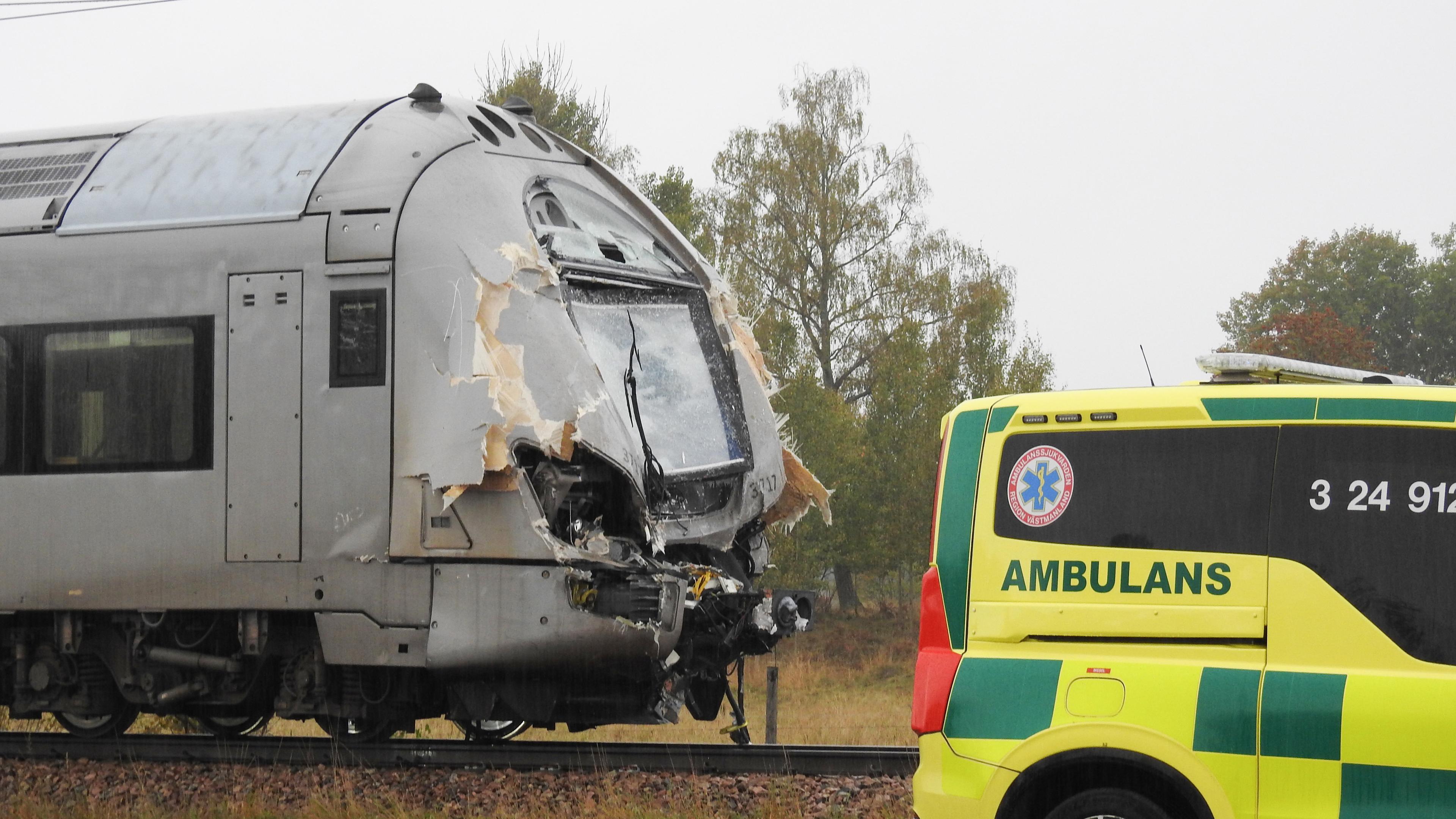 Ett tåg krockade på måndagsmorgonen med ett traktorsläp vid en järnvägsövergång i Köping. Ett stort räddningspådrag, med bland annat flera ambulanser, inleddes. Foto: Pontus Stenberg/TT