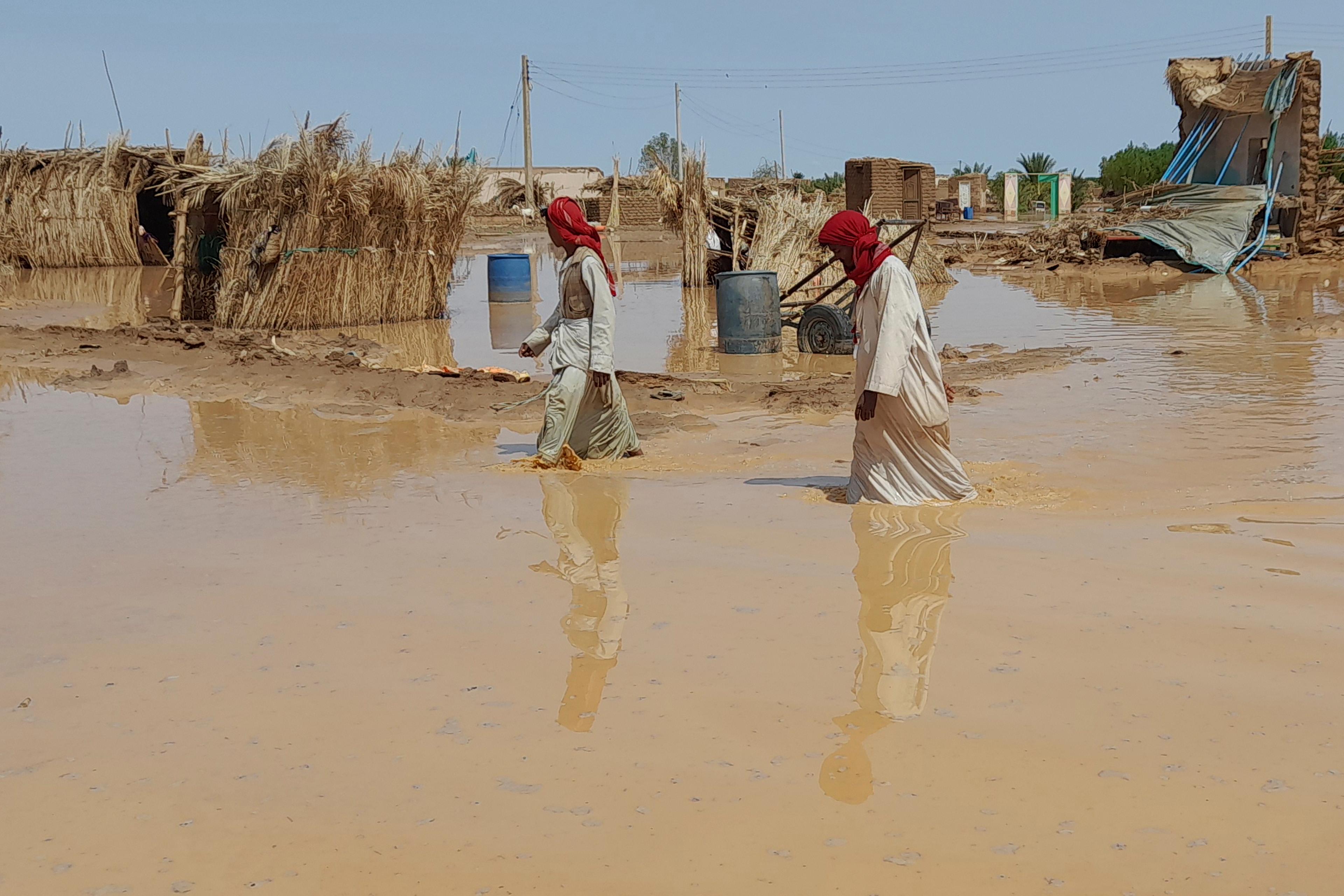 Kolerautbrottet följer på svåra översvämningar. Bilden är tagen i Meroë i östra Sudan i slutet av augusti. Foto: Marwan Ali/AP/TT