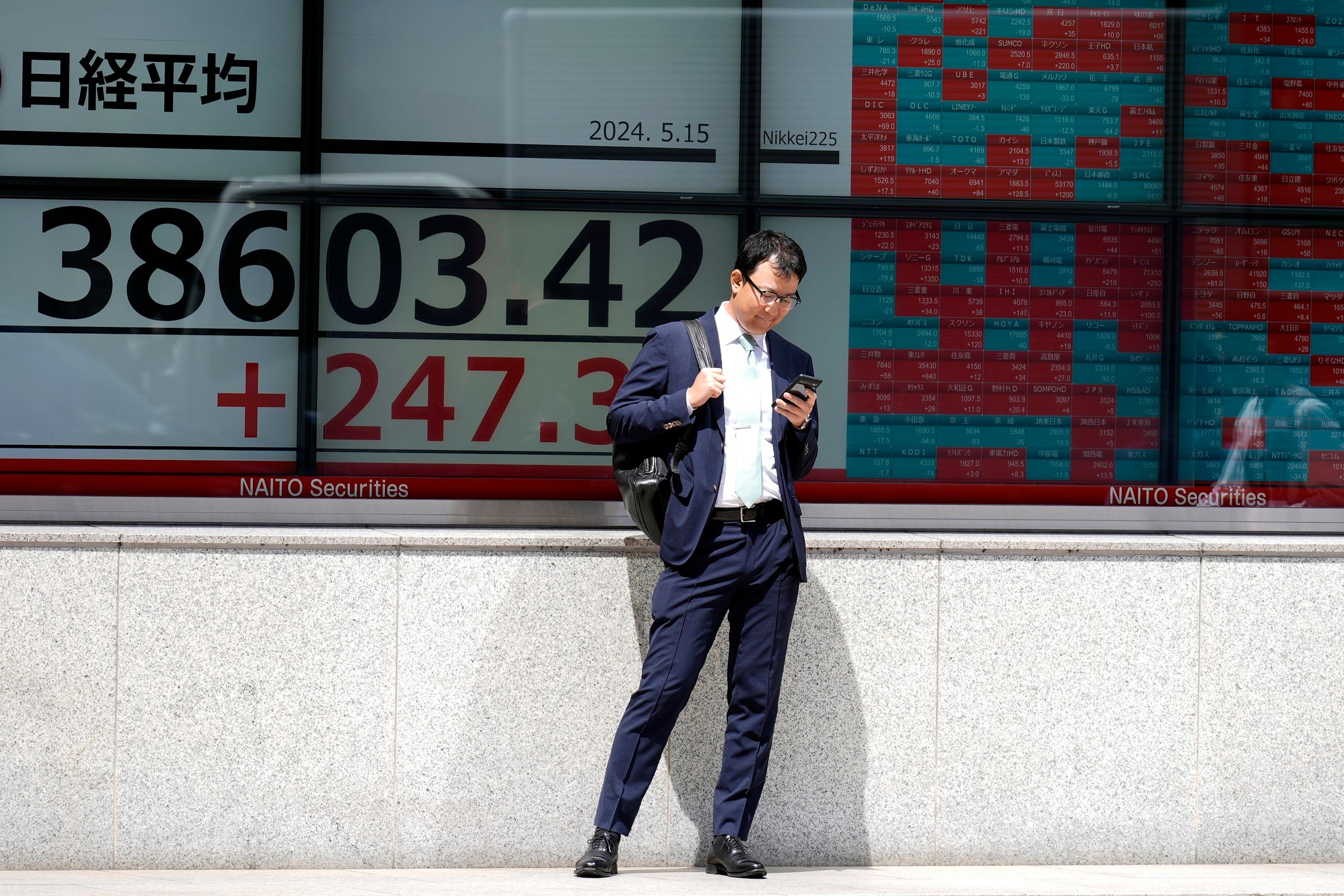 Muntert på Tokyobörsen. Arkivbild. Foto: Eugene Hoshiko/AP/TT