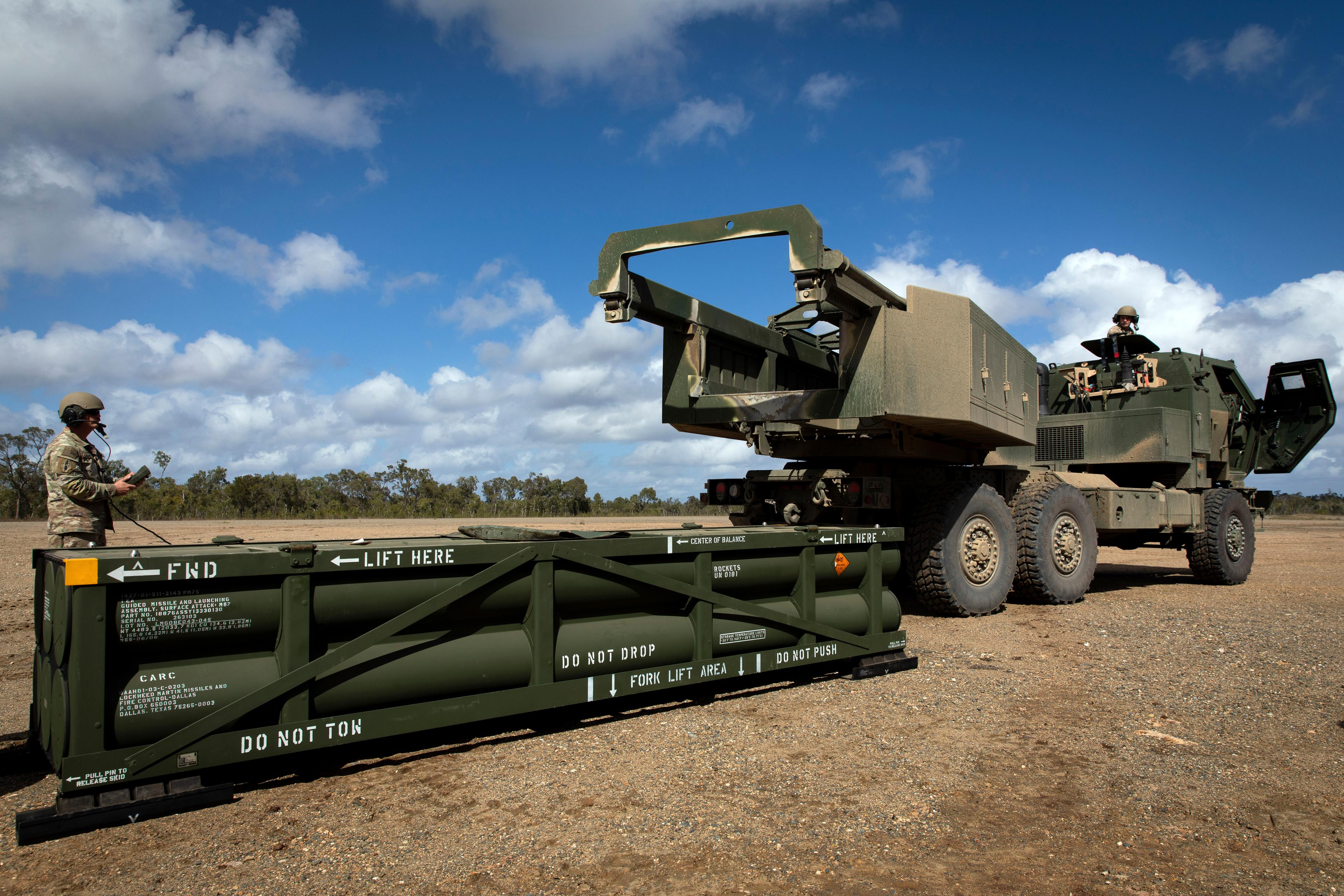 Amerikansk militär förbereder robotvapensystemet Himars. Arkivbild. Foto: USA:s militär via AP/TT