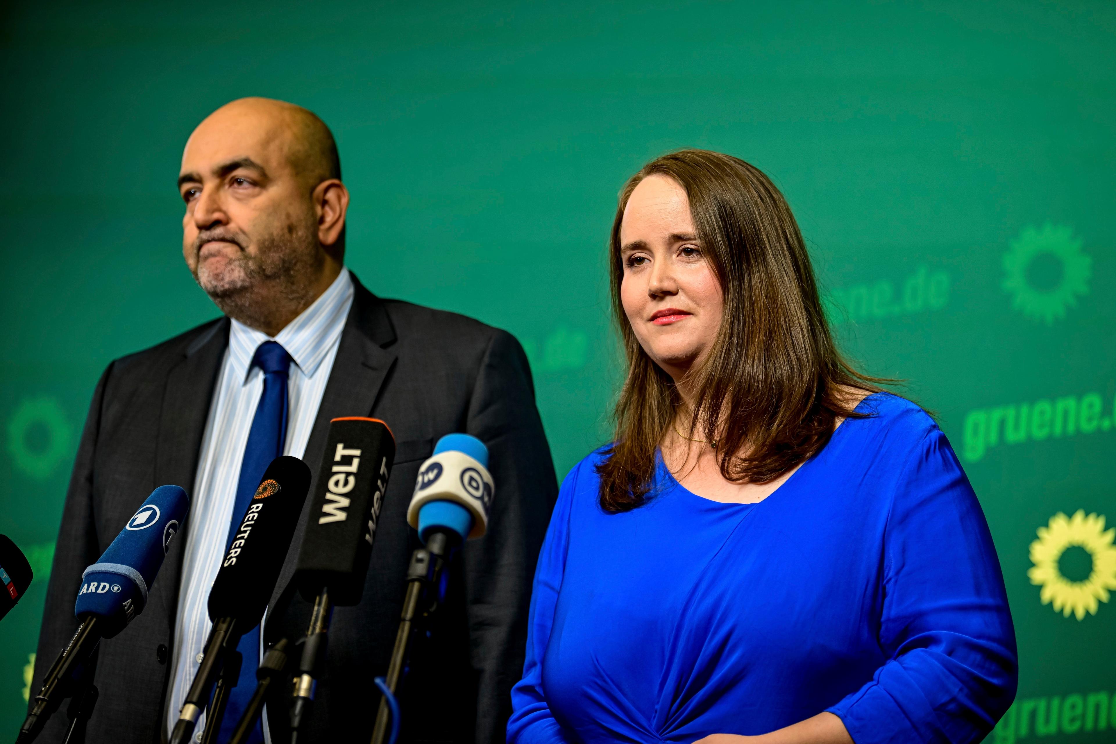 Dystra miner hos tyska De grönas partiledare Omid Nouripour och Ricarda Lang när de meddelar sin avgång. Foto: Fabian Sommer/DPA/AP/TT