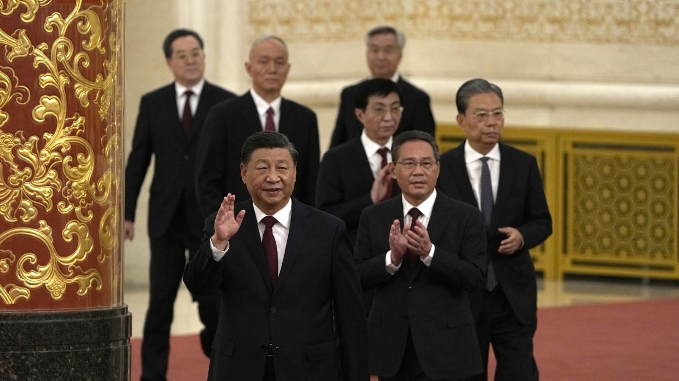 Kinas politbyrå, här i släptåg bakom ordföranden president Xi Jinping, låter meddela att landet står inför ekonomiska problem. Arkivbild. Foto: Ng Han Guan/AP/TT