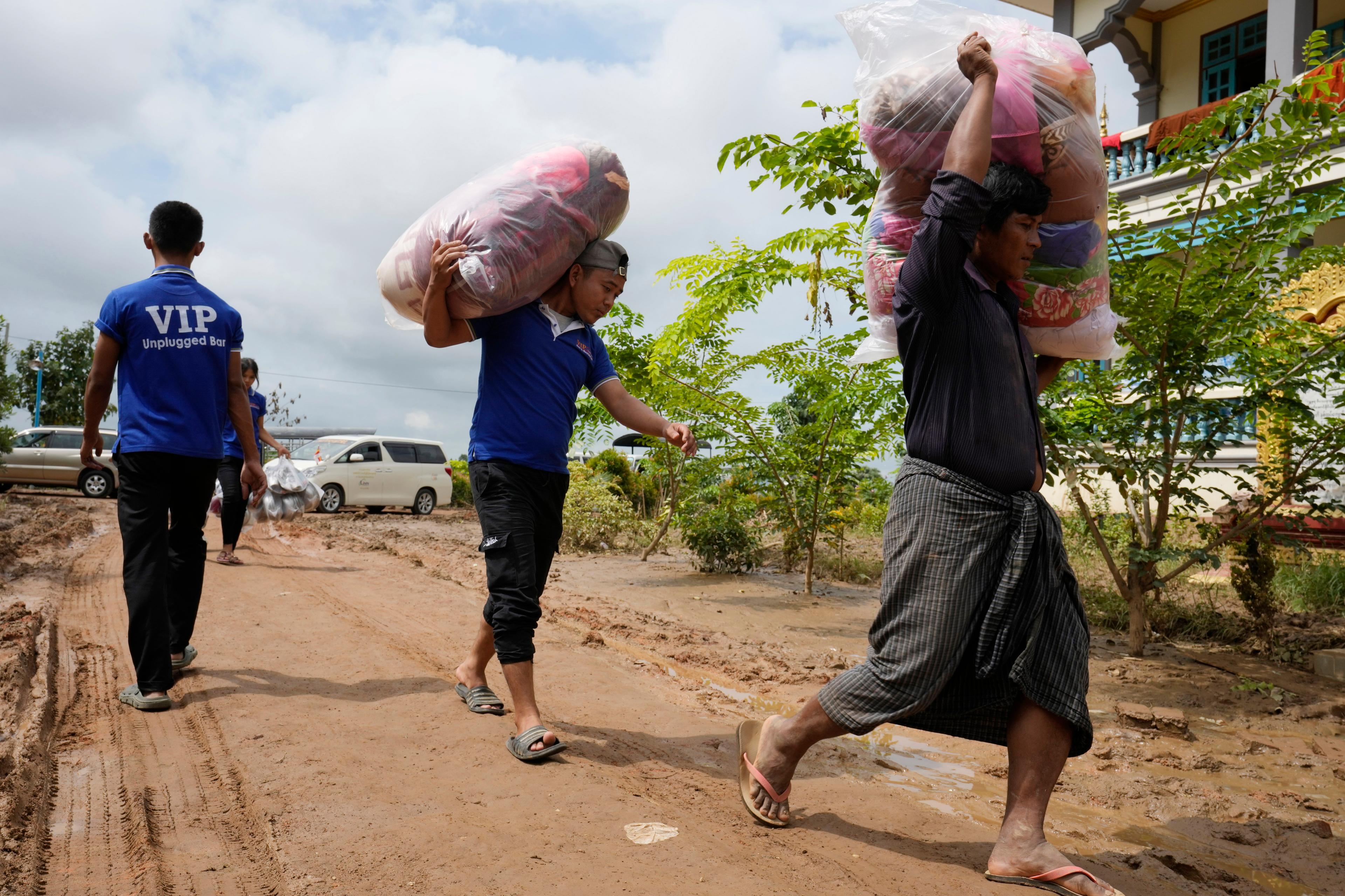 Militärjuntan i Mynamar vill se fredssamtal med landets rebellgrupper– veckor efter att tyfonen Tagi orsakat stora översvämningar där hundratals dog. Bild från tidigare i september i Naypyitaw, Myanmar. Foto: Aung Shine Oo/AP/TT