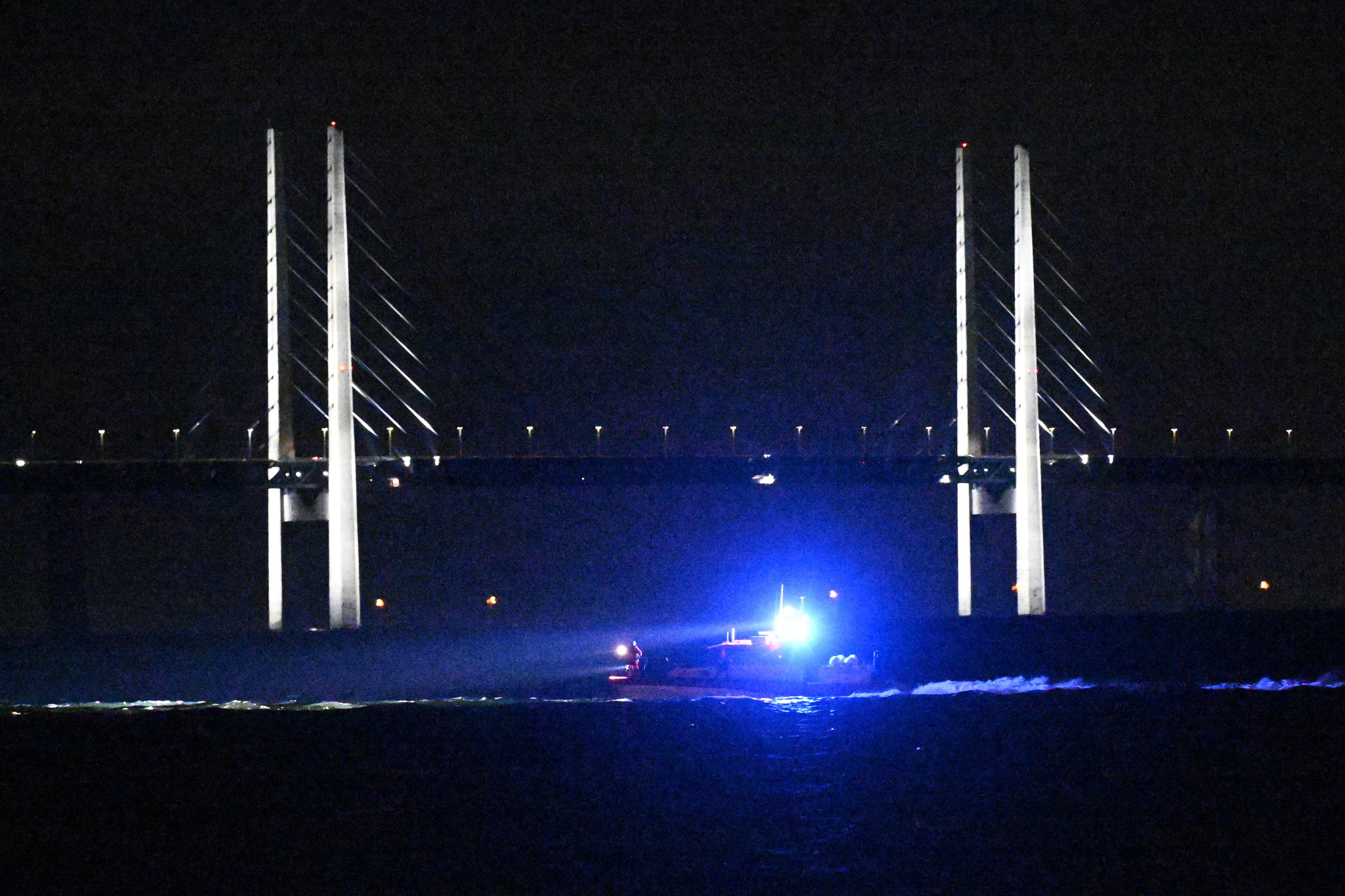 En sjöräddninsinsats letar efter en saknad surfare i vattnet mellan Limhamn och Öresundsbron. Foto: Johan Nilsson/TT