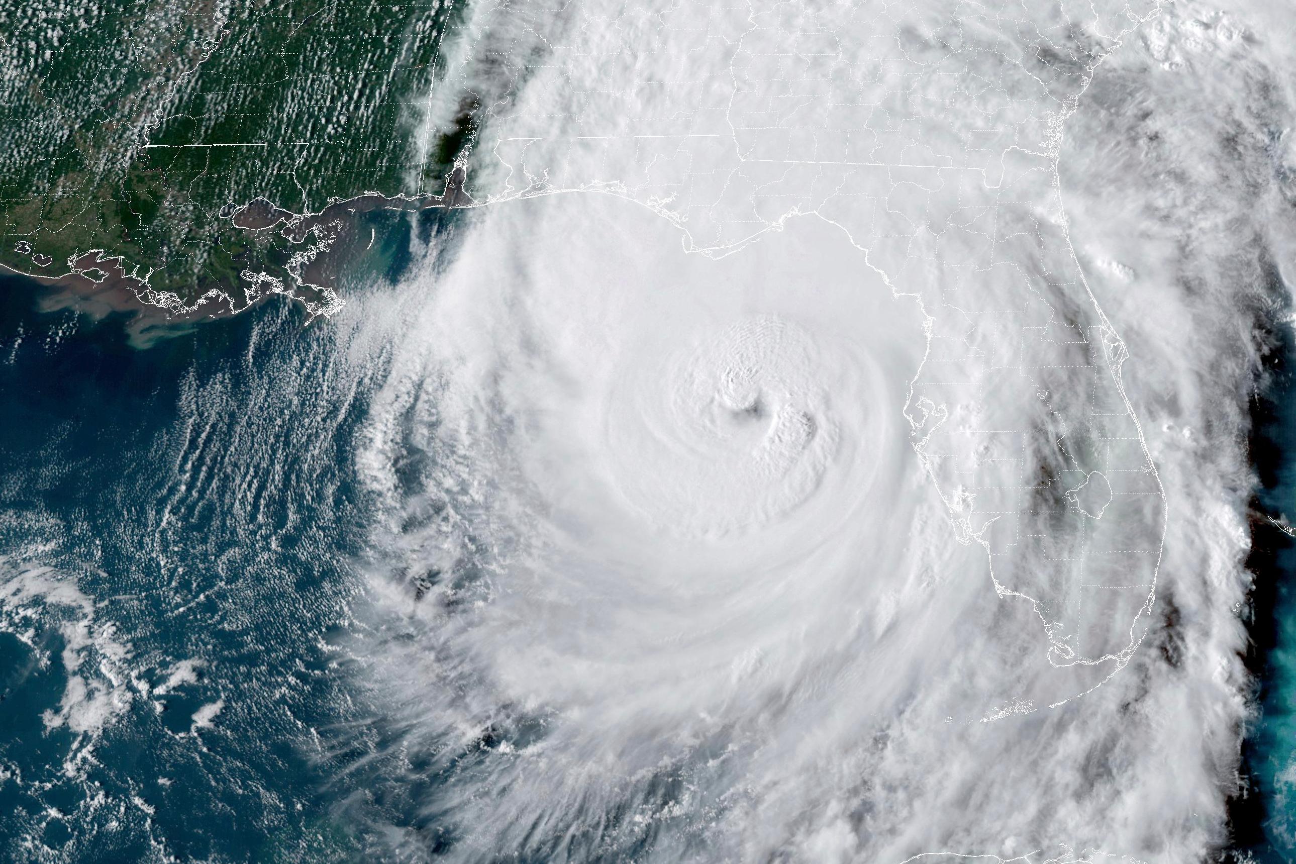 En satellitbild visar hur orkanen Helene närmar sig Florida. Foto: NOAA via AP/TT