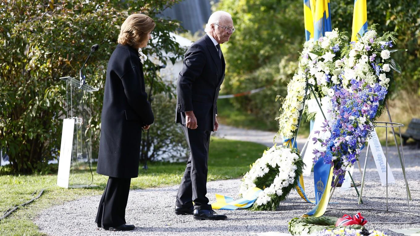 Drottning Silvia och kung Carl XVI Gustaf deltog vid minnesceremonin som hölls till minnet av Estonias förlisning för 30 år sedan. Foto: Stefan Jerrevång/TT