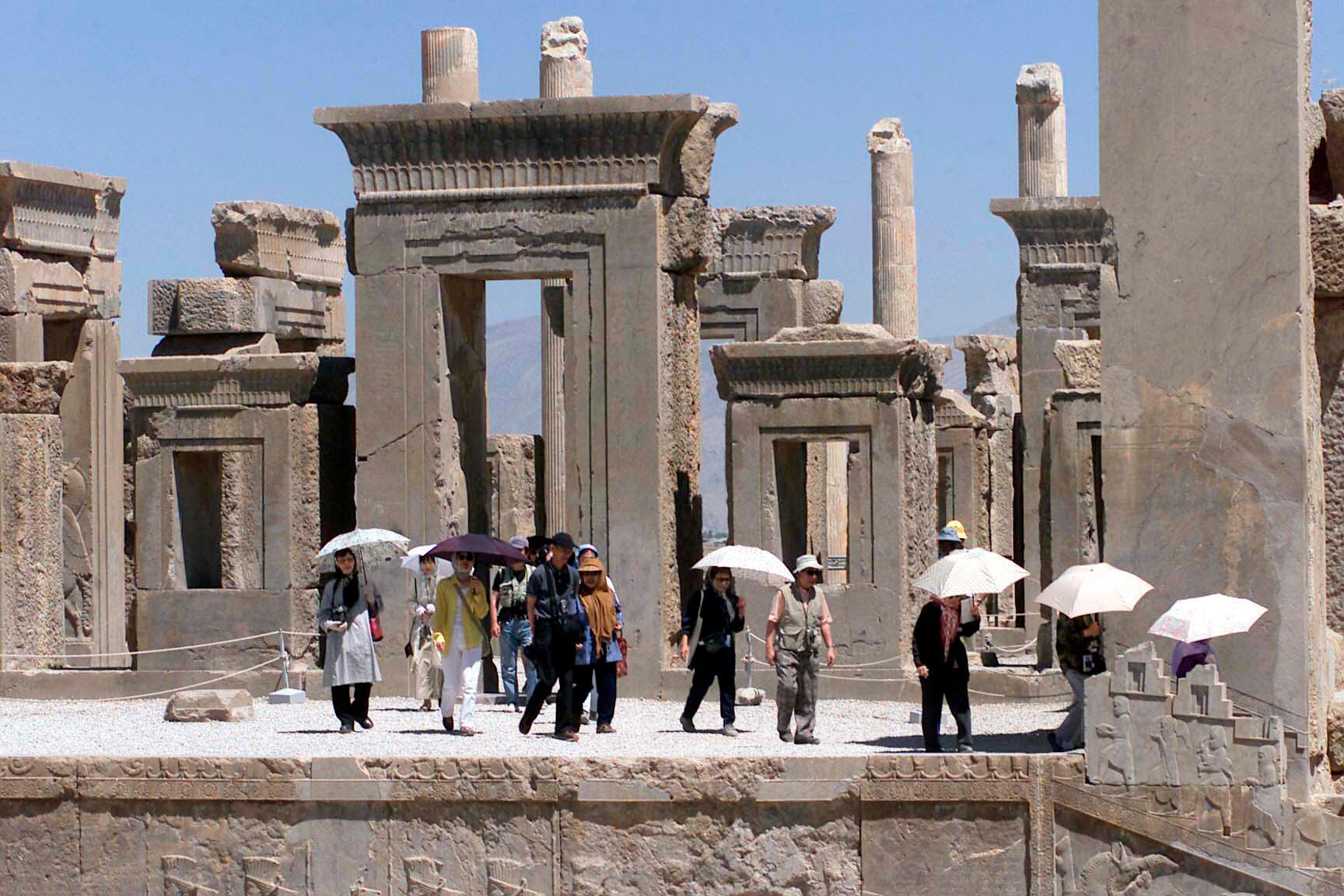 En grupp turister på besök i ruinstaden Persepolis. Arkivbild. Foto: Vahid Salemi/AP/TT