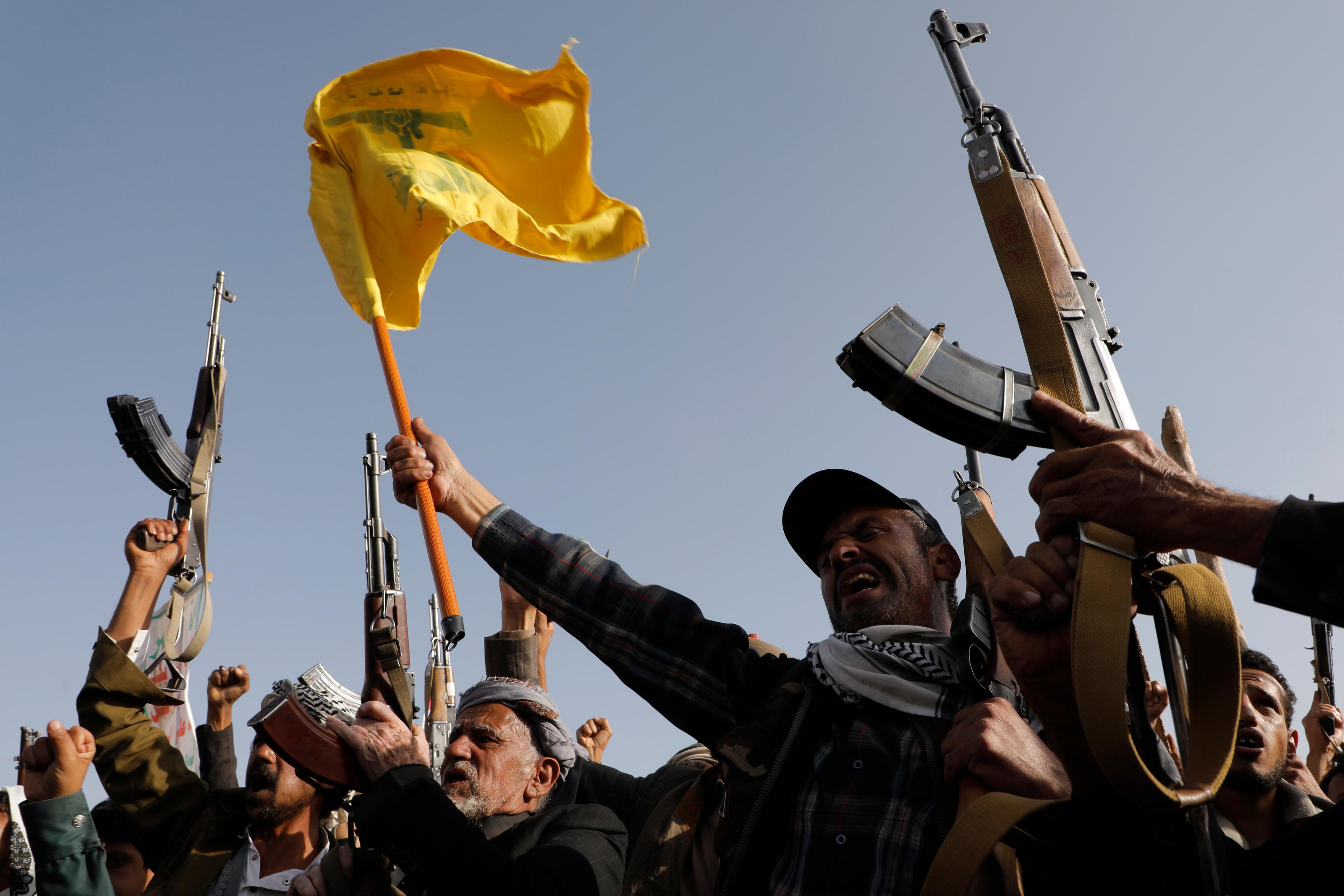 Huthianhängare höjer en Hizbollah-flagga under en protest mot Israel i Sanaa i Jemen, fredag den 27 september. Foto: Osamah Abdulrahman/AP/TT