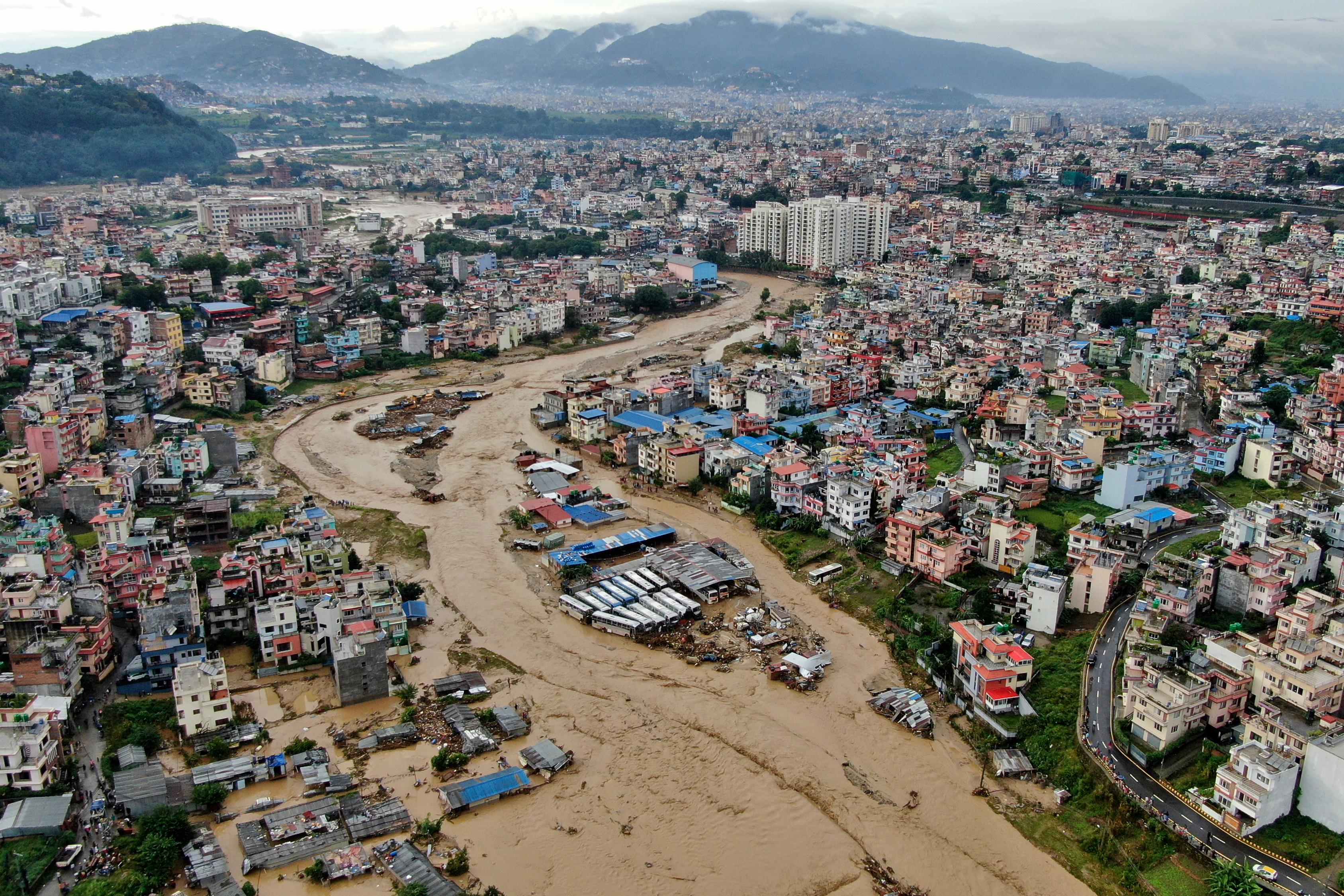 Översvämning i floden Bagmati som rinner genom Nepals huvudstad Katmandu. Bild från i lördags. Foto: Gopen Rai/AP/TT