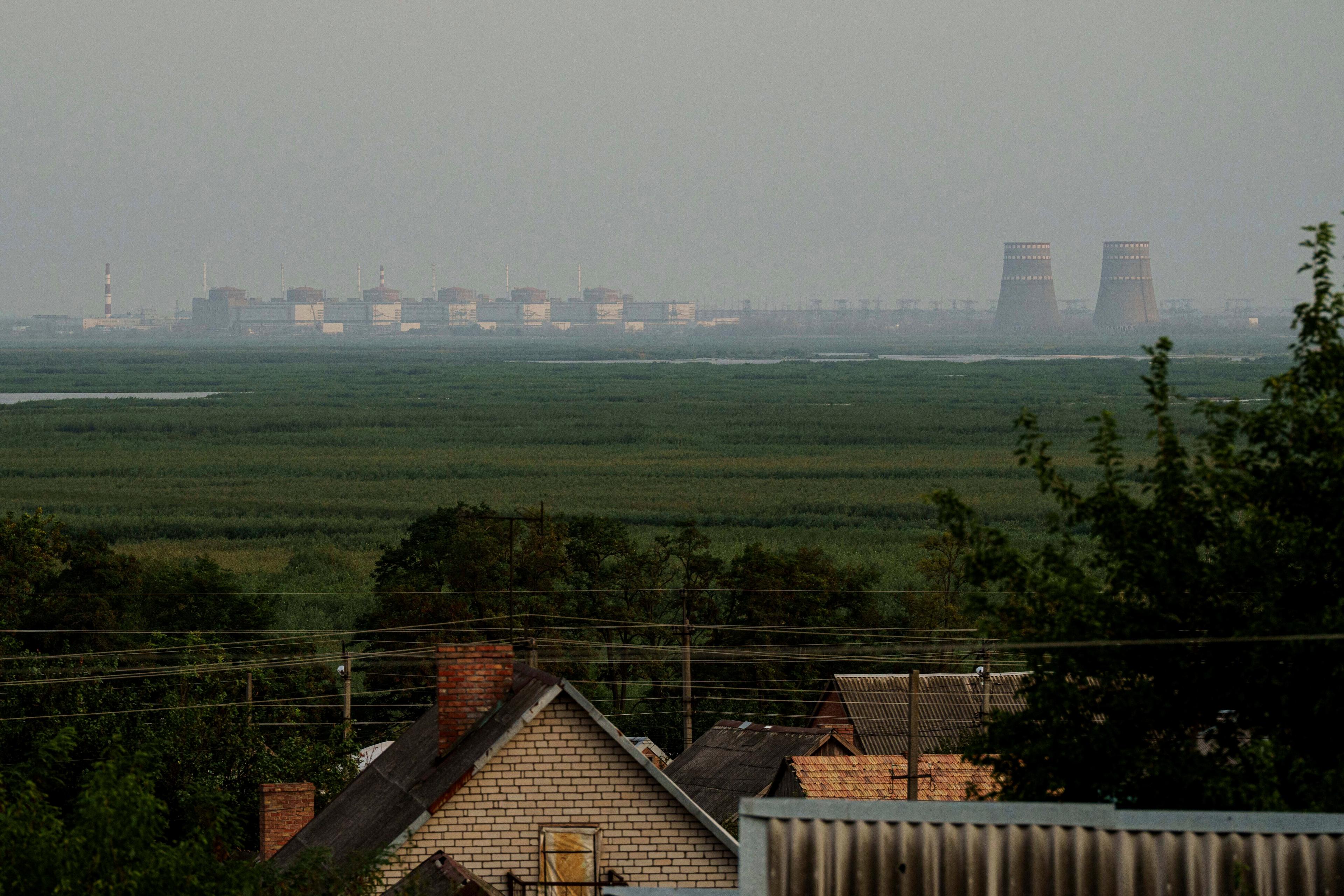 Den ukrainska staden Zaporizjzja, med dess stora kärnkraftverk, fotograferad i början av september. Foto: Evgeniy Maloletka/AP/TT