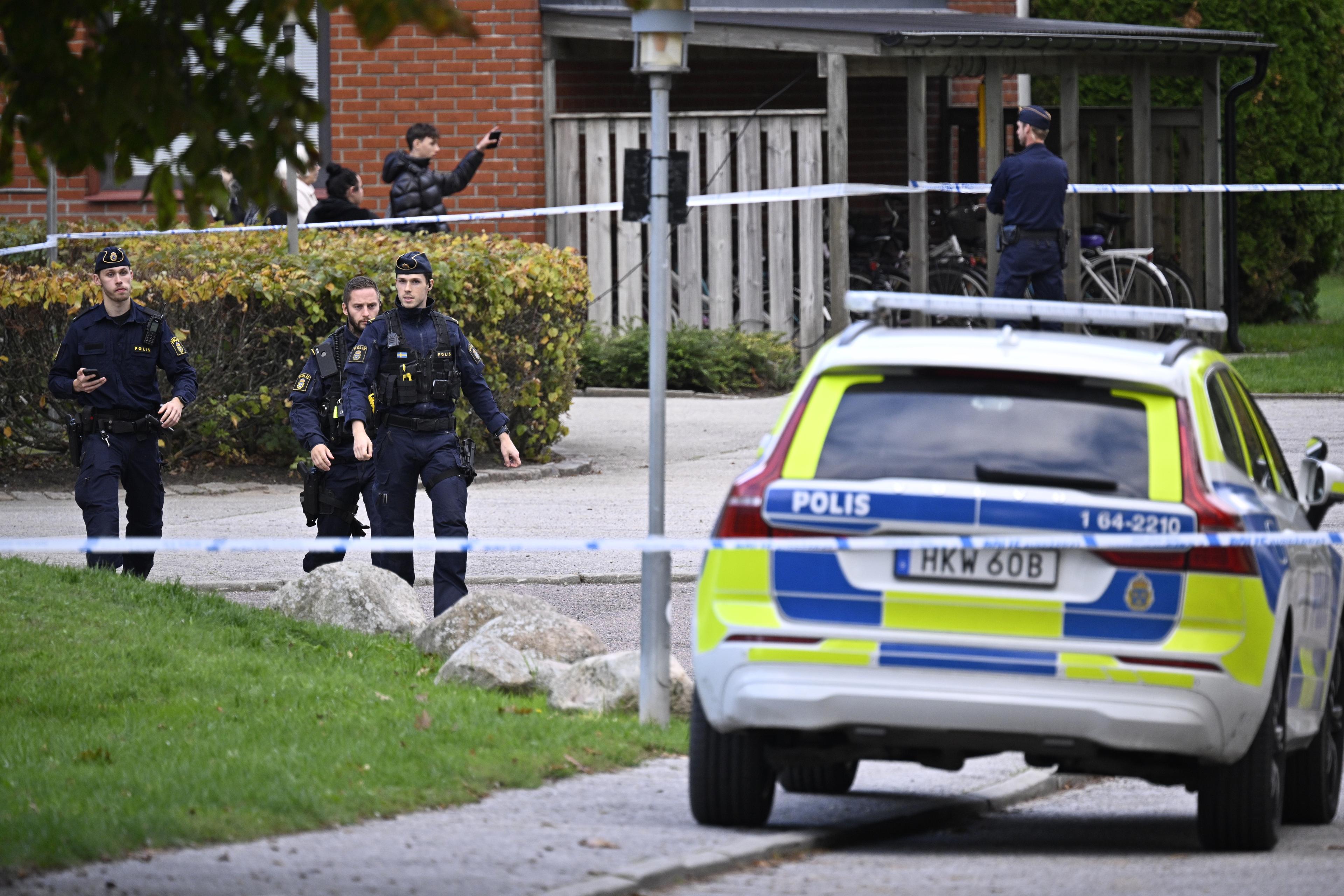 Polis på plats på Linero i östra Lund efter att en man påträffats med misstänkta stickskador på måndagseftermiddagen. Foto: Johan Nilsson/TT