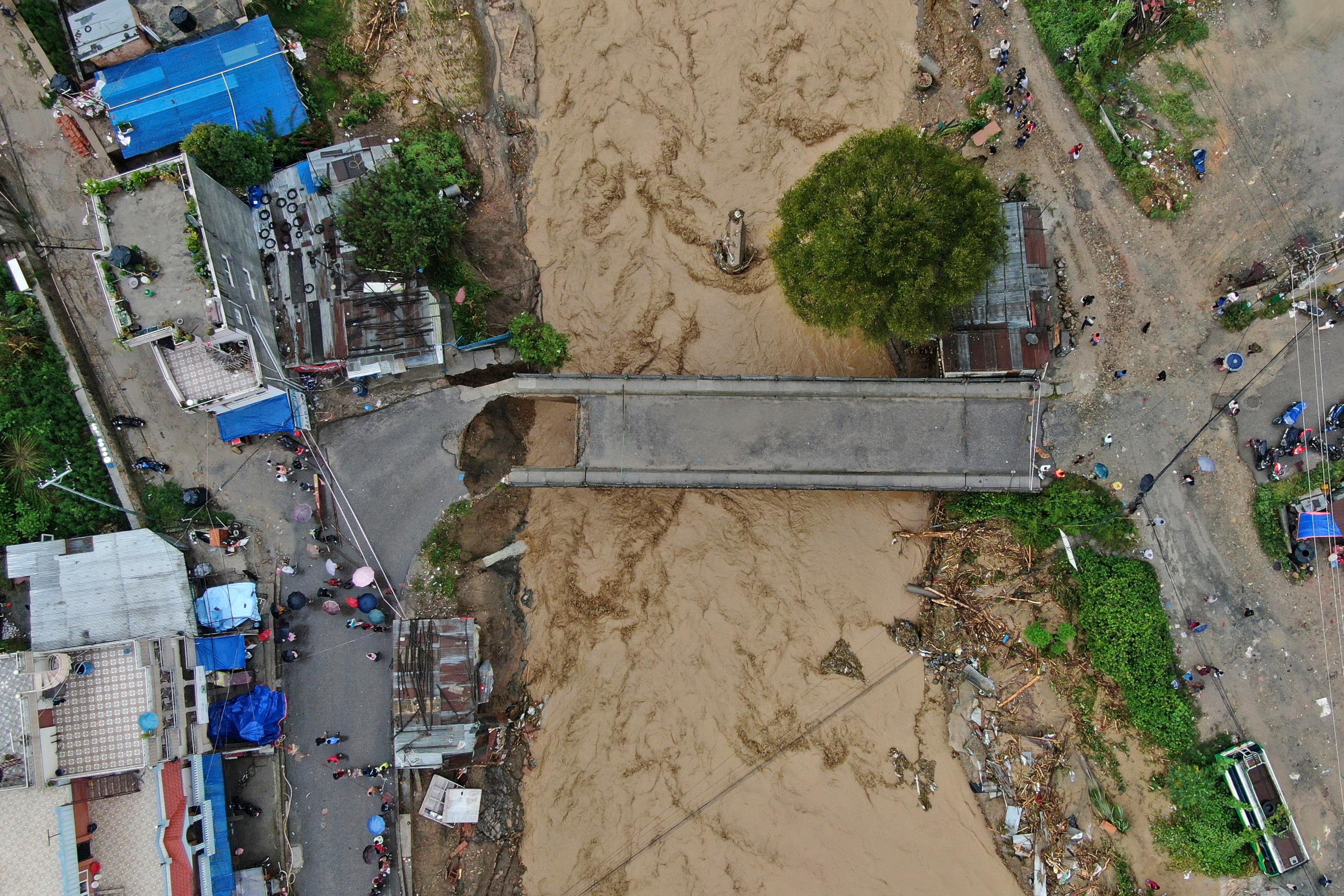 Floden Bagmati är översvämmad på grund av de kraftiga regnen i Katmandu. Bilden togs i lördags. Foto: Gopen Rai/AP/TT