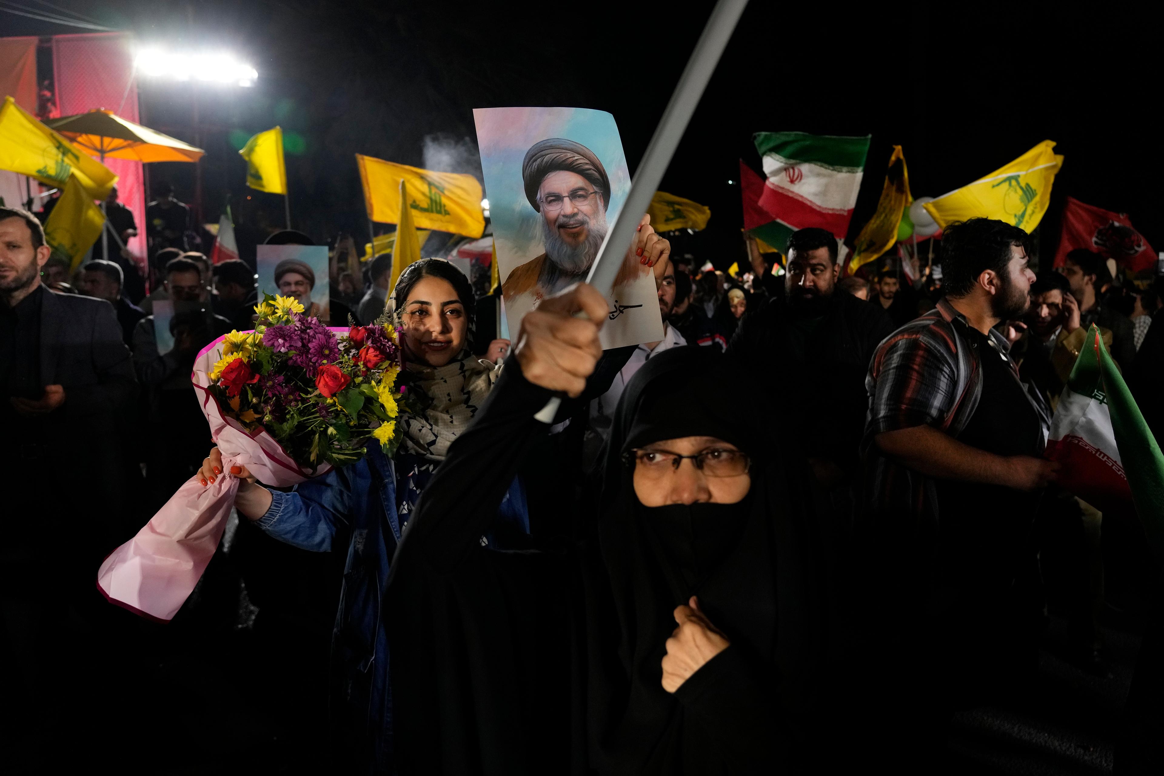 Människor samlades på tisdagskvällen i Teheran för att fira Irans attack mot Israel. Foto: Vahid Salemi/AP/TT