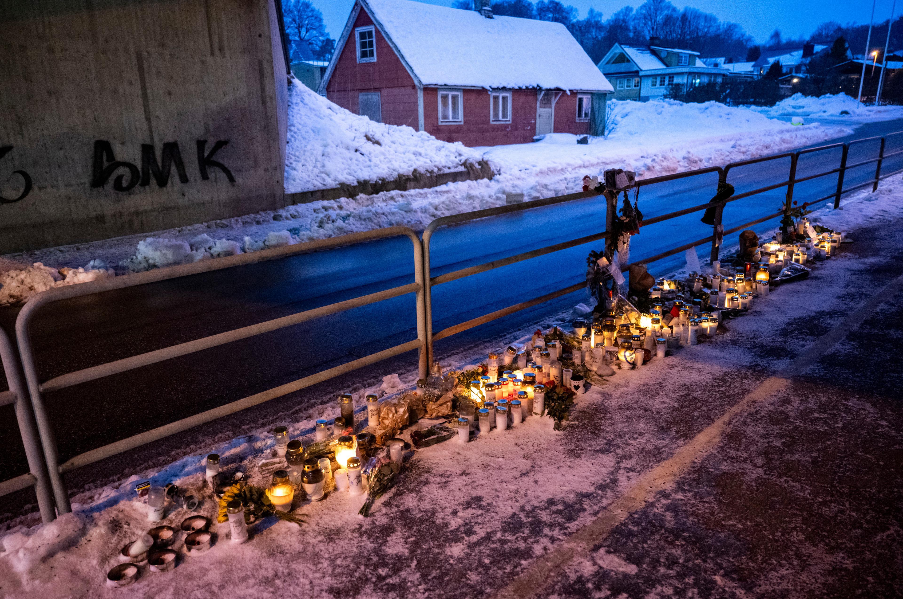 Blommor och ljus på minnesplatsen under en viadukt på Hallandsvägen i Örkelljunga där en 16-årig pojke attackerades. Arkivbild. Foto: Johan Nilsson/TT