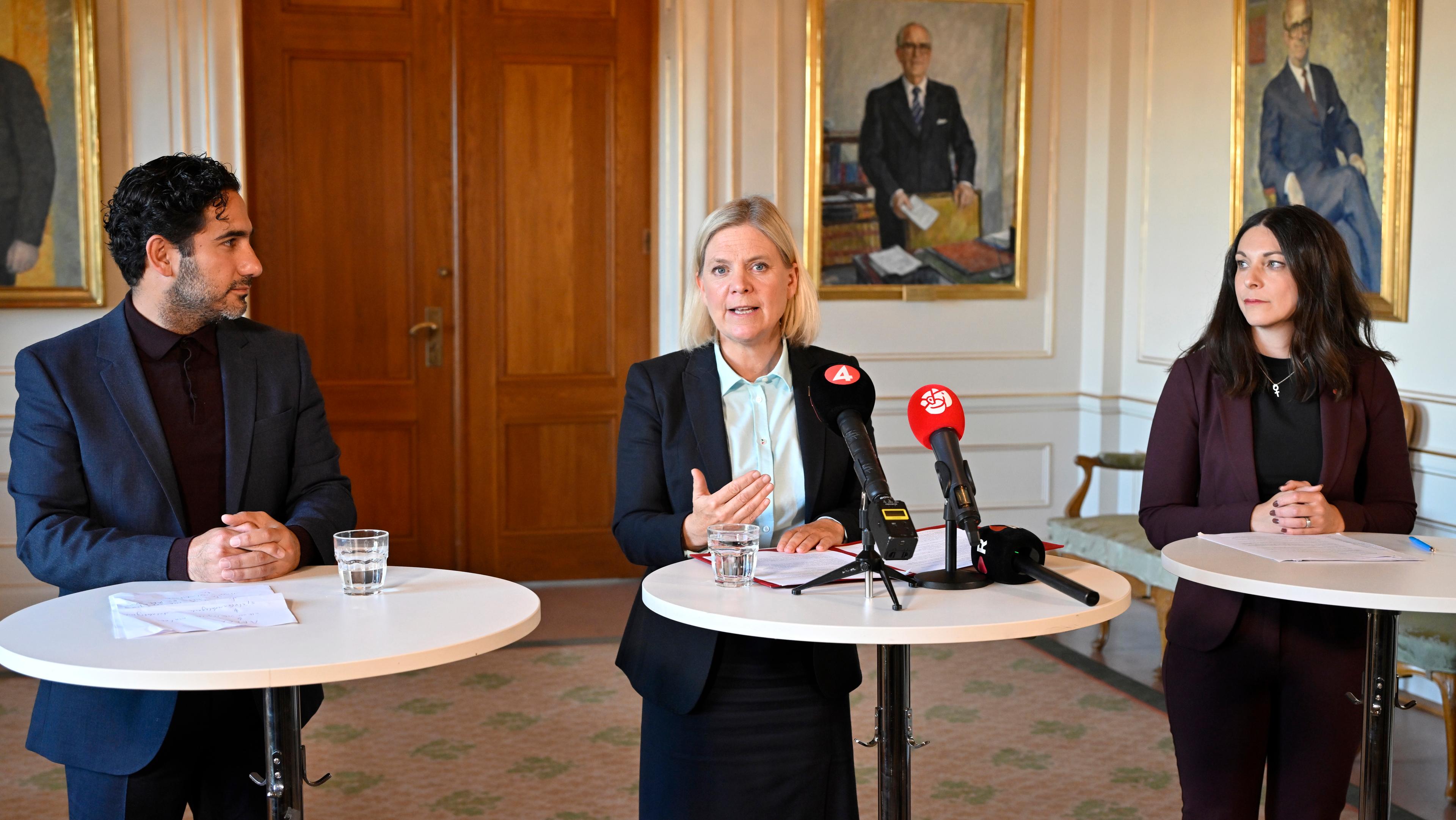 S-ledaren Magdalena Andersson med Ardalan Shekarabi, ny arbetsmarknadspolitisk talesperson och Teresa Carvalho, ny rättspolitisk talesperson. Foto: Anders Wiklund/TT