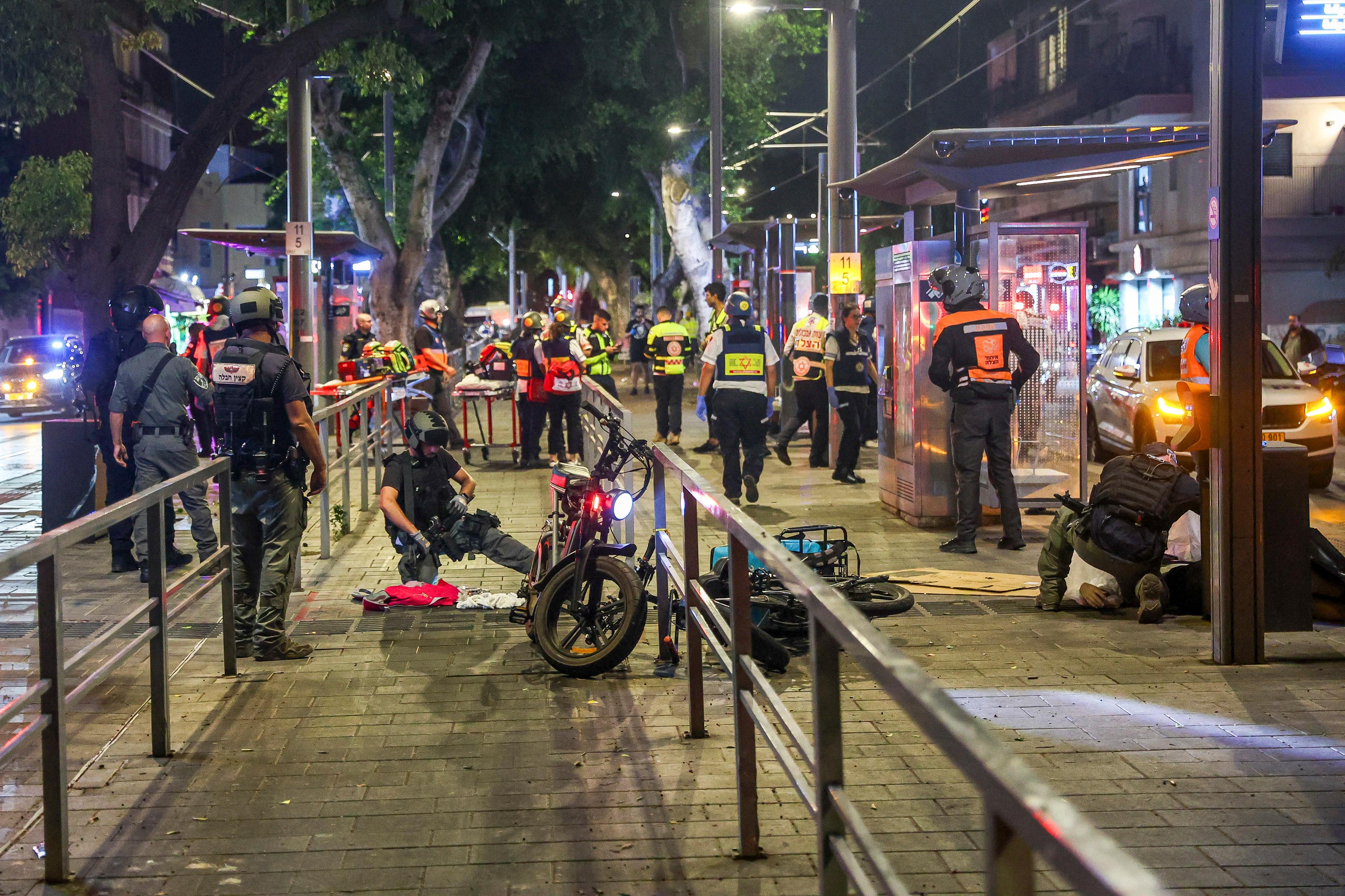 Polis och räddningspersonal vid platsen i Jaffa där skjutningen ägde rum. Foto: Itai Ron/AP/TT