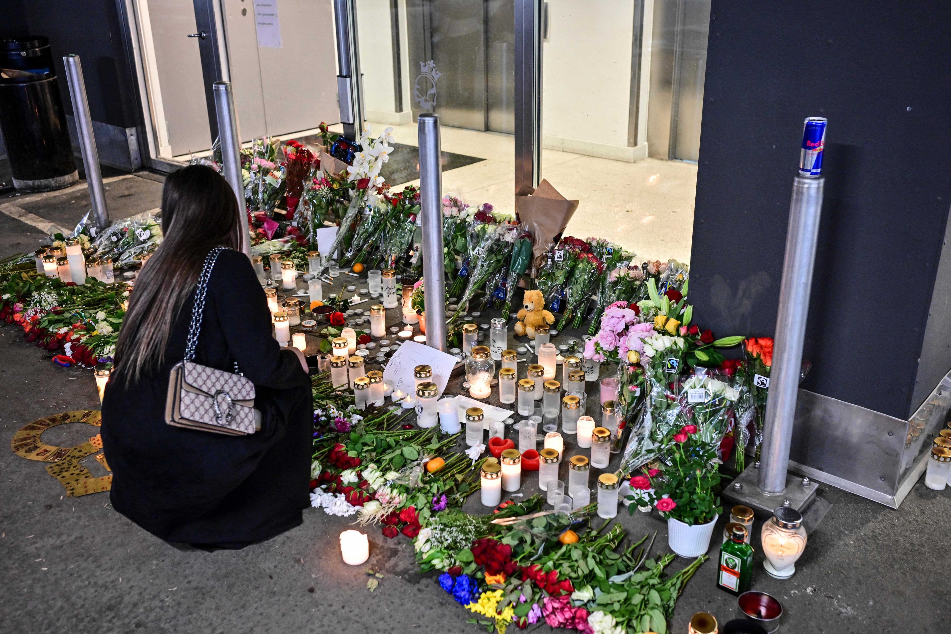 Blommor och ljus i parkeringshuset där C Gambino sköts till döds i juni. Arkivbild. Foto: Björn Larsson Rosvall/TT