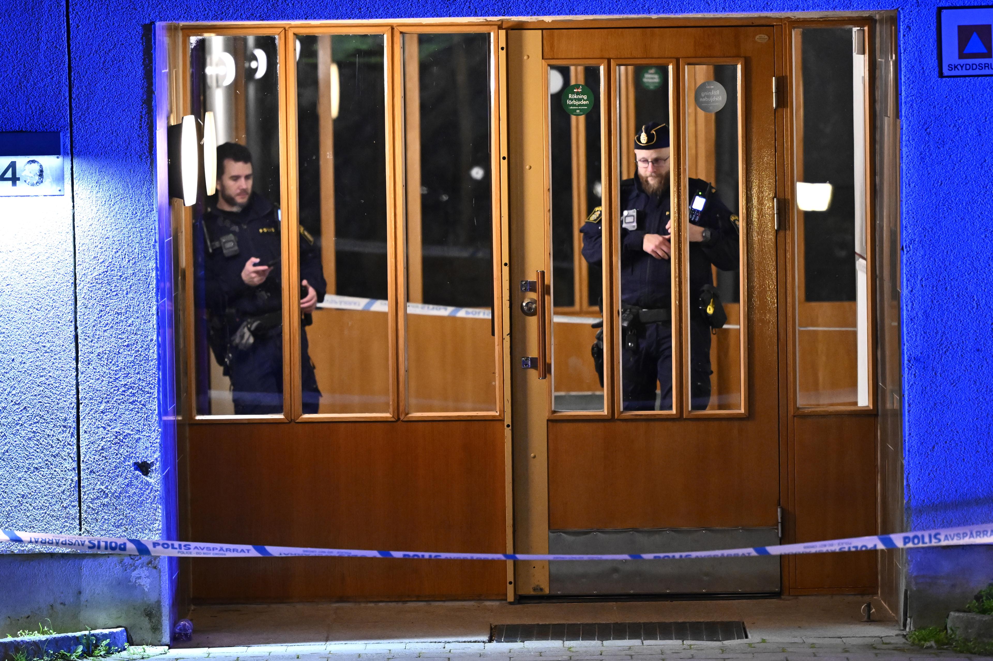 Polis på plats i Farsta efter en av onsdagskvällens två skjutningar i Stockholmsförorten. Foto: Anders Wiklund/TT