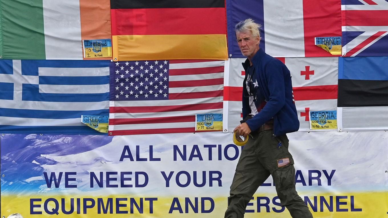 Ryan Wesley Routh, mannen som misstänks ha försökt mörda Donald Trump den 15 september, fotograferad i Kiev, den 23 juni. Hans motiv är okänt. Foto: Sergei Supinsky/AFP via Getty Images