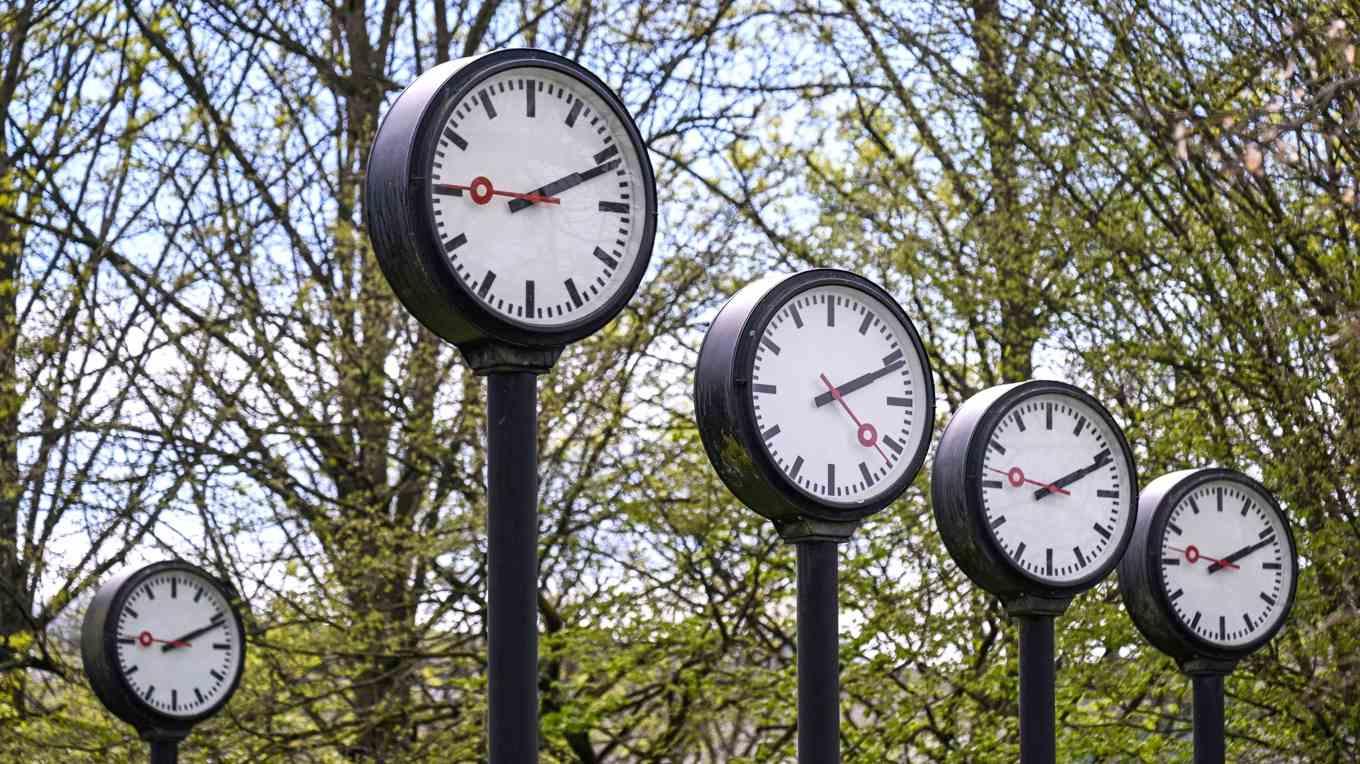 Konstverket ”Zeitfeld” av Klaus Rinke, I Düsseldorf, Tyskland. Har vi tid till det vi behöver i en demokrati, undrar skribenten. Foto: Ina Fassbender/AFP via Getty Images