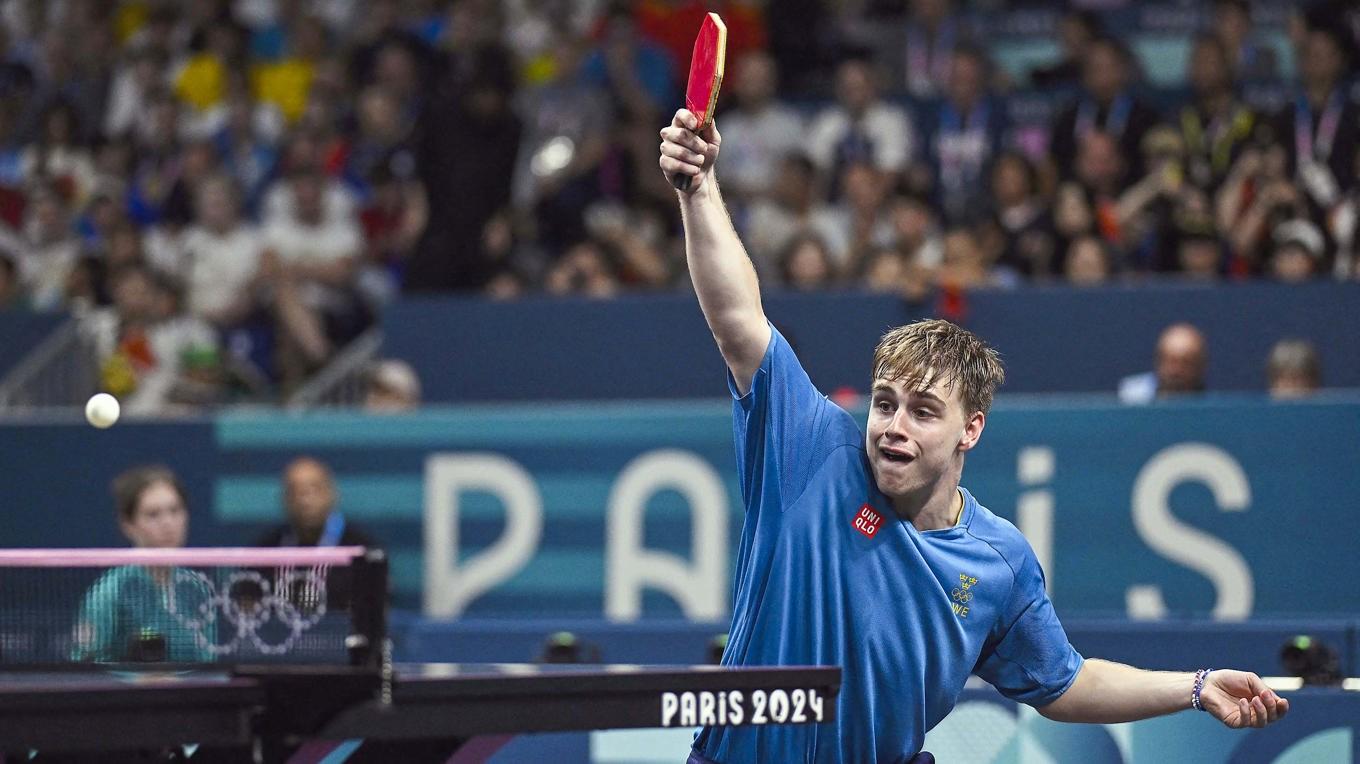 Truls Möregårdh rankar sitt sexkantiga racket högt och konstruktionen ger mer snärt i slagen vilket gör hans powerforehand svårstoppad. Foto: Wang Zhao/AFP via Getty Images