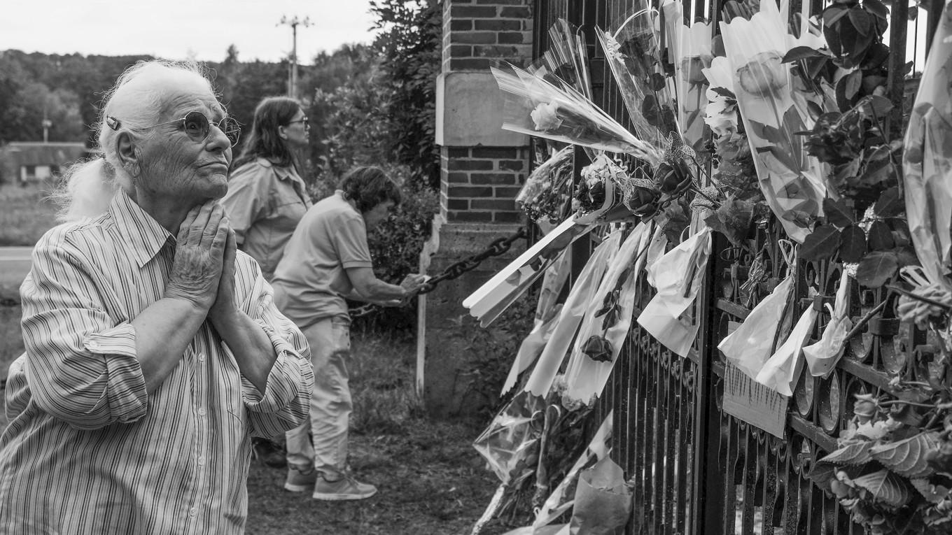 Gated community. Människor har tagit sig till Dochy i centrala Frankrike för att visa sin vördnad utanför grindarna till Alain Delons hem den 18 augusti i år, dagen då den legendariske skådespelaren gick ur tiden i sin bostad. Filmstjärnans död fick många äldre att stanna upp, fundera över livets förgänglighet, och göra en bitterljuv, retrospektiv resa till 1960-talet. Till en tid i deras liv som aldrig kommer tillbaka. När man fortfarande var ung och hade större delen av sitt liv framför sig. Och inte som nu, när det är tvärtom.   
Foto:Guillaume Souvant/AFP via Getty Images