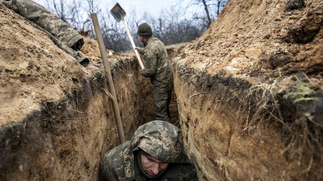 Ukrainska soldater i en skyttegrav utanför Bakhmut i Ukraina den 5 mars 2023. Foto: John Moore/Getty Images