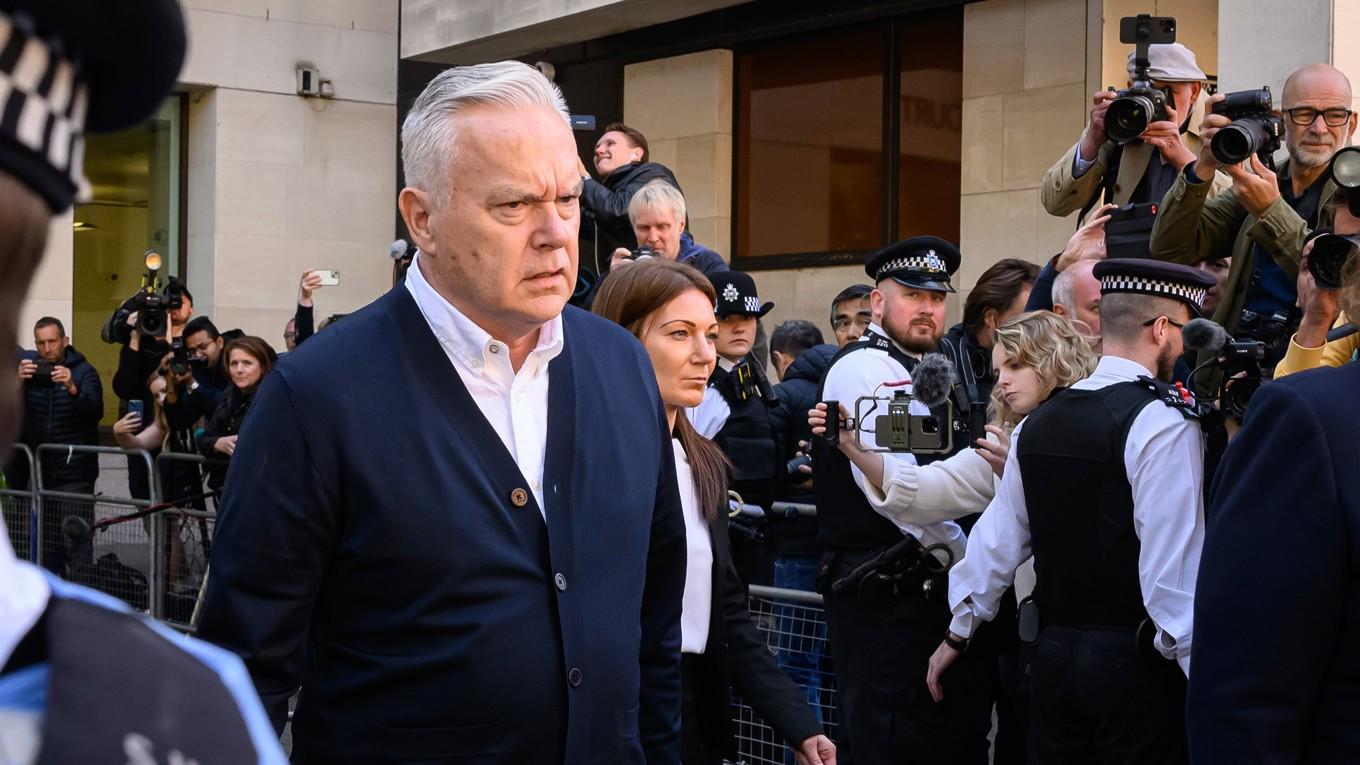 Det tidigare BBC-ankaret Huw Edwards lämnar Westminster Magistrates Court i London den 16 september 2024 efter att ha dömts till ett sex månaders villkorligt fängelsestraff. Foto: Leon Neal/Getty Images