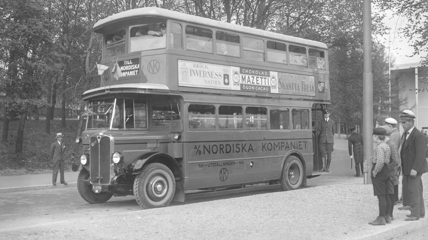 Varuhuset NK tog över en engelsk dubbeldäckare till Stockholmsutställningen 1930. Bussen gick i trafik mellan NK-entrén och utställningsområdet på Norra Djurgården. Foto: Public Domain