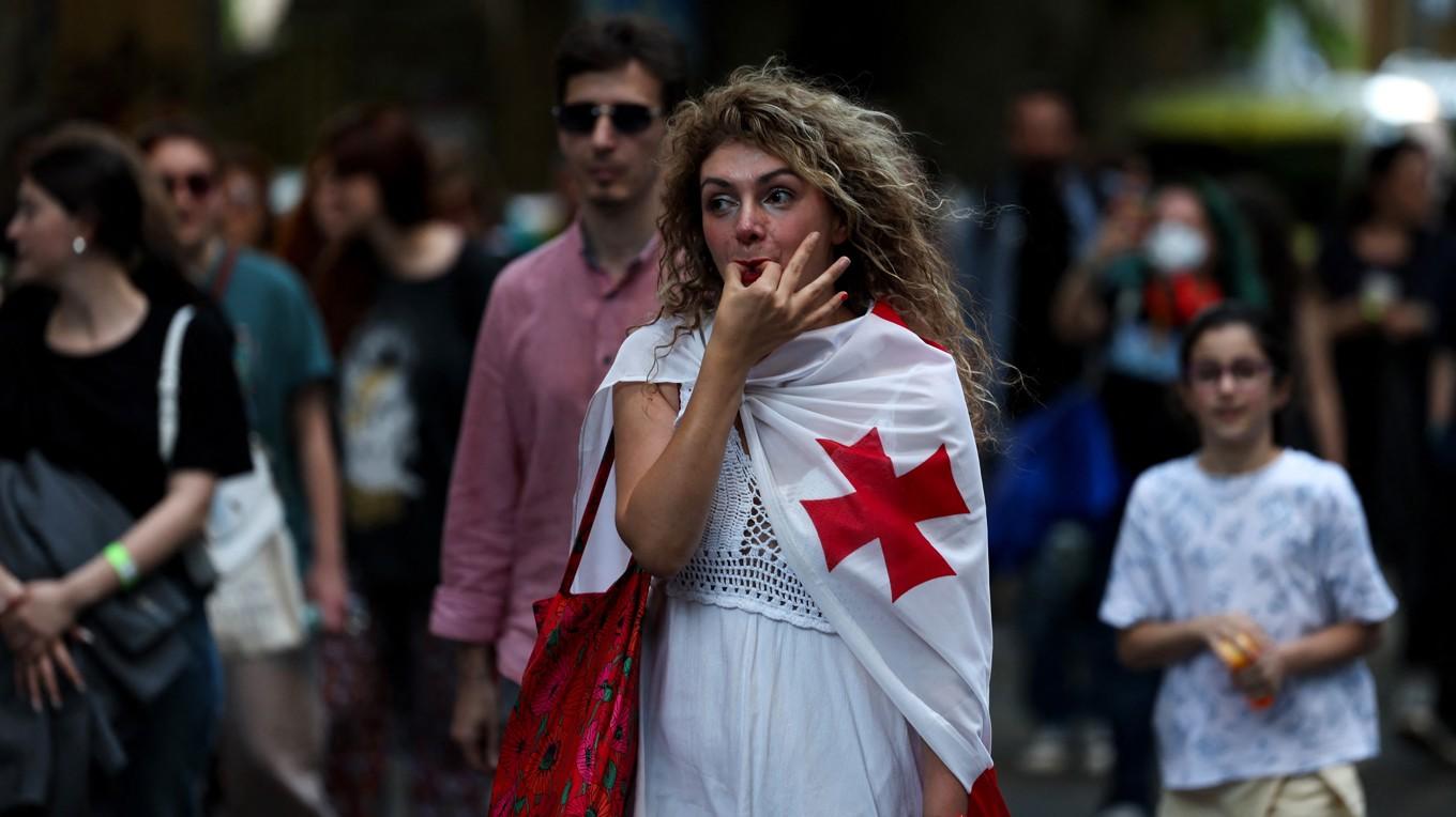 Protester i Tbilisi i juni mot den kontroversiella lagen om utländska organisationer. Foto: Giorgi Arjevanidze/AFP via Getty Images