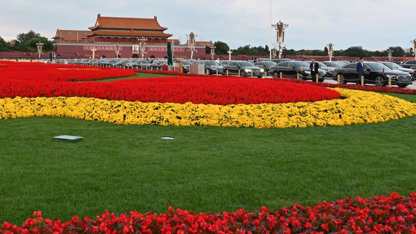 Himmelska fridens port i Peking den 30 september, kvällen innan Folkrepubliken Kinas 75-årsdag. Foto: Adek Berry/AFP via Getty Images