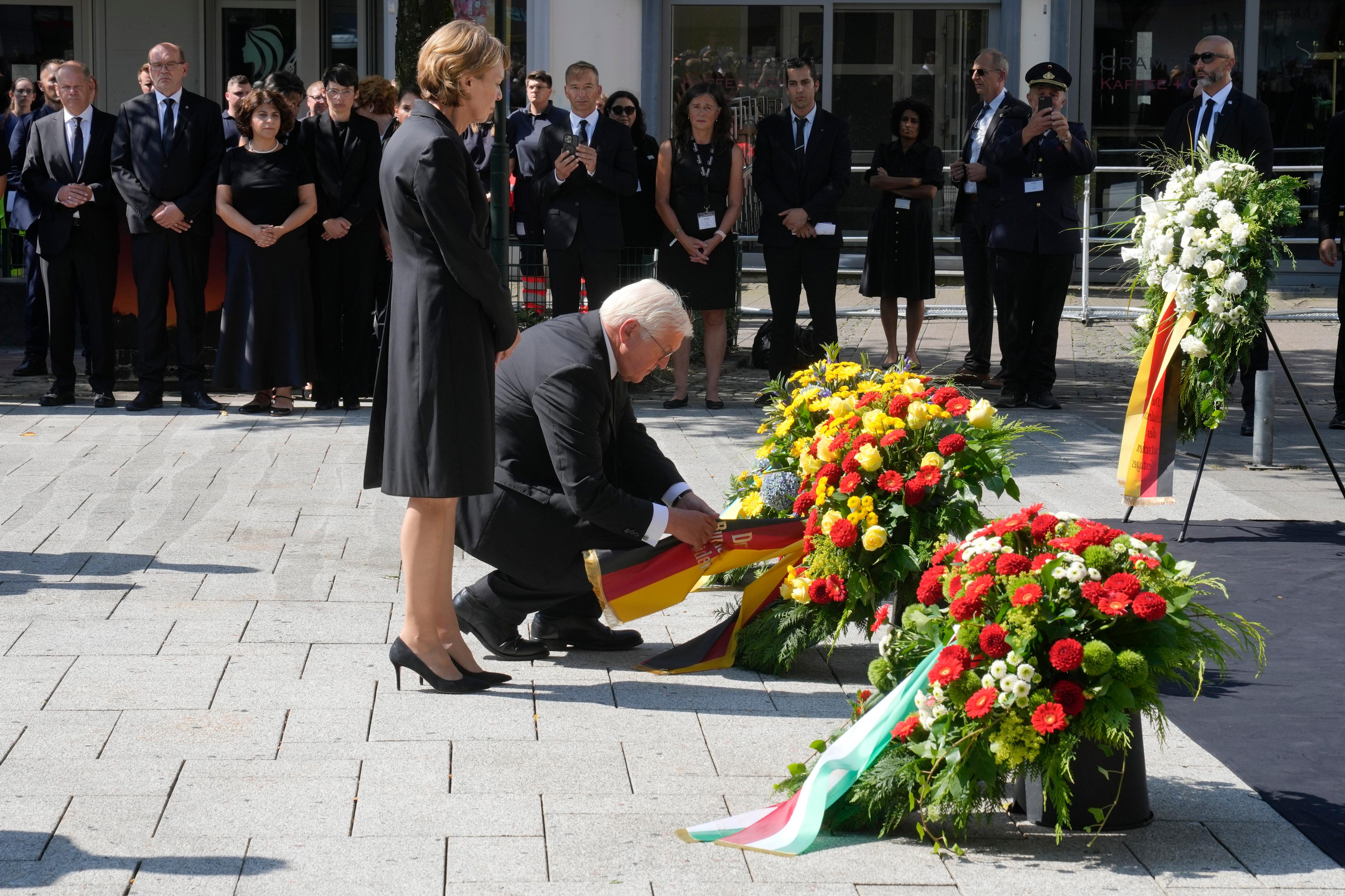 Tysklands president Frank-Walter Steinmeier hedrar offren i en knivattack i Solingen i slutet av augusti. Foto: Michael Probst/AP/TT