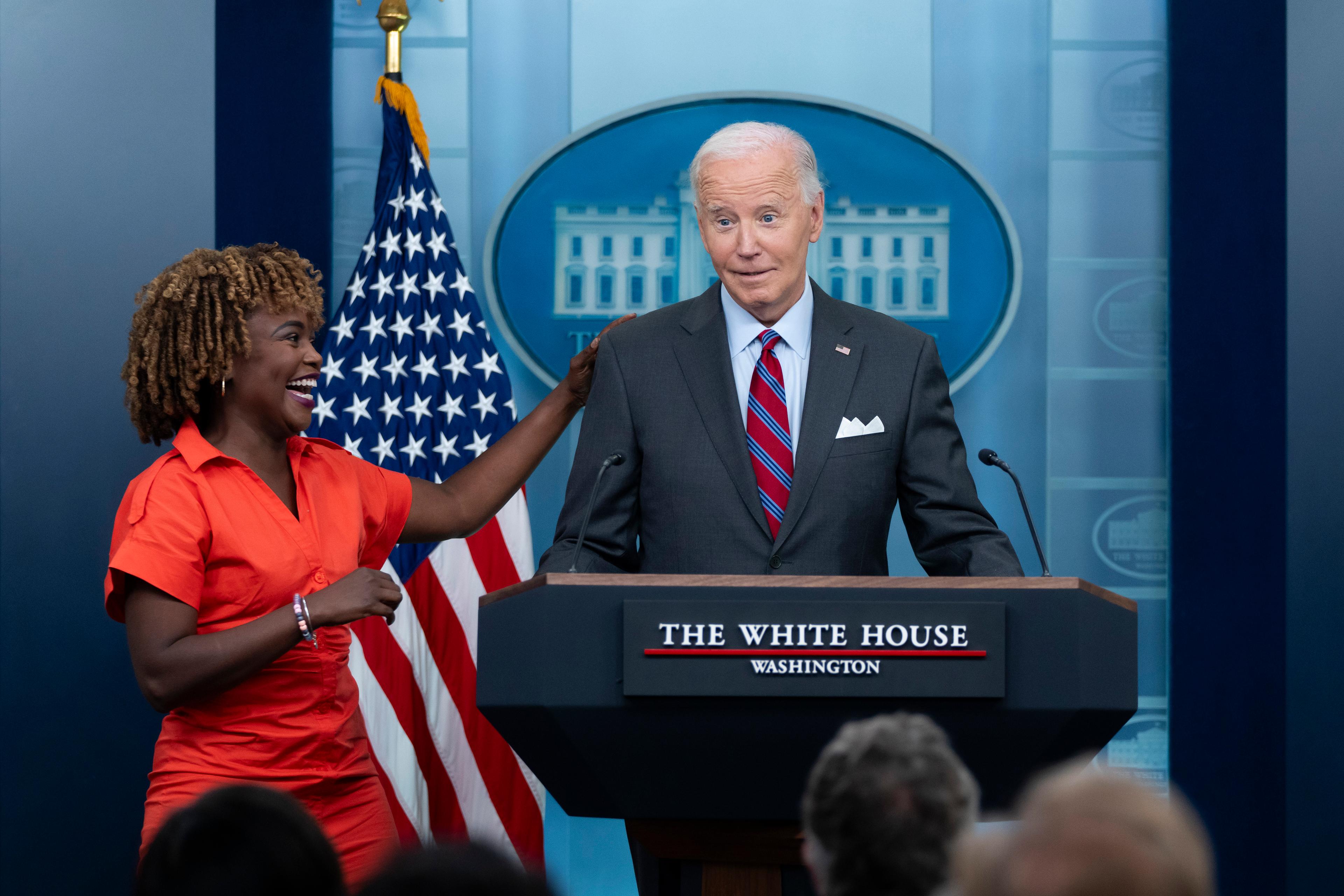 USA:s president Joe Biden i Vita husets pressrum, tillsammans med Vita husets talesperson Karine Jean-Pierre. Foto: Ben Curtis/AP/TT