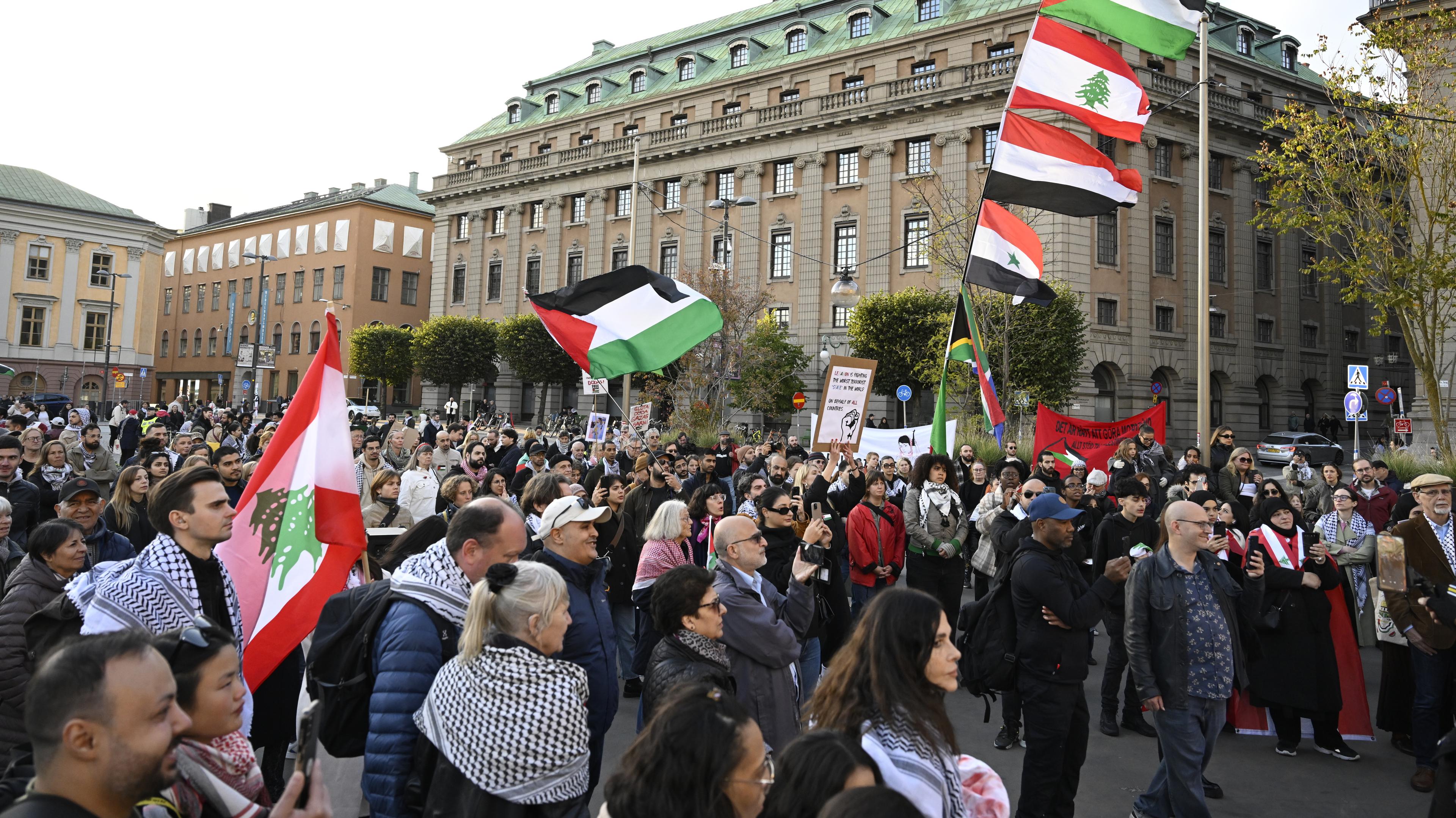 En demonstration till stöd för krigs- och terrordrabbade Palestina och Libanon tågade genom centrala Stockholm på lördagen. Foto: Jessica Gow/TT