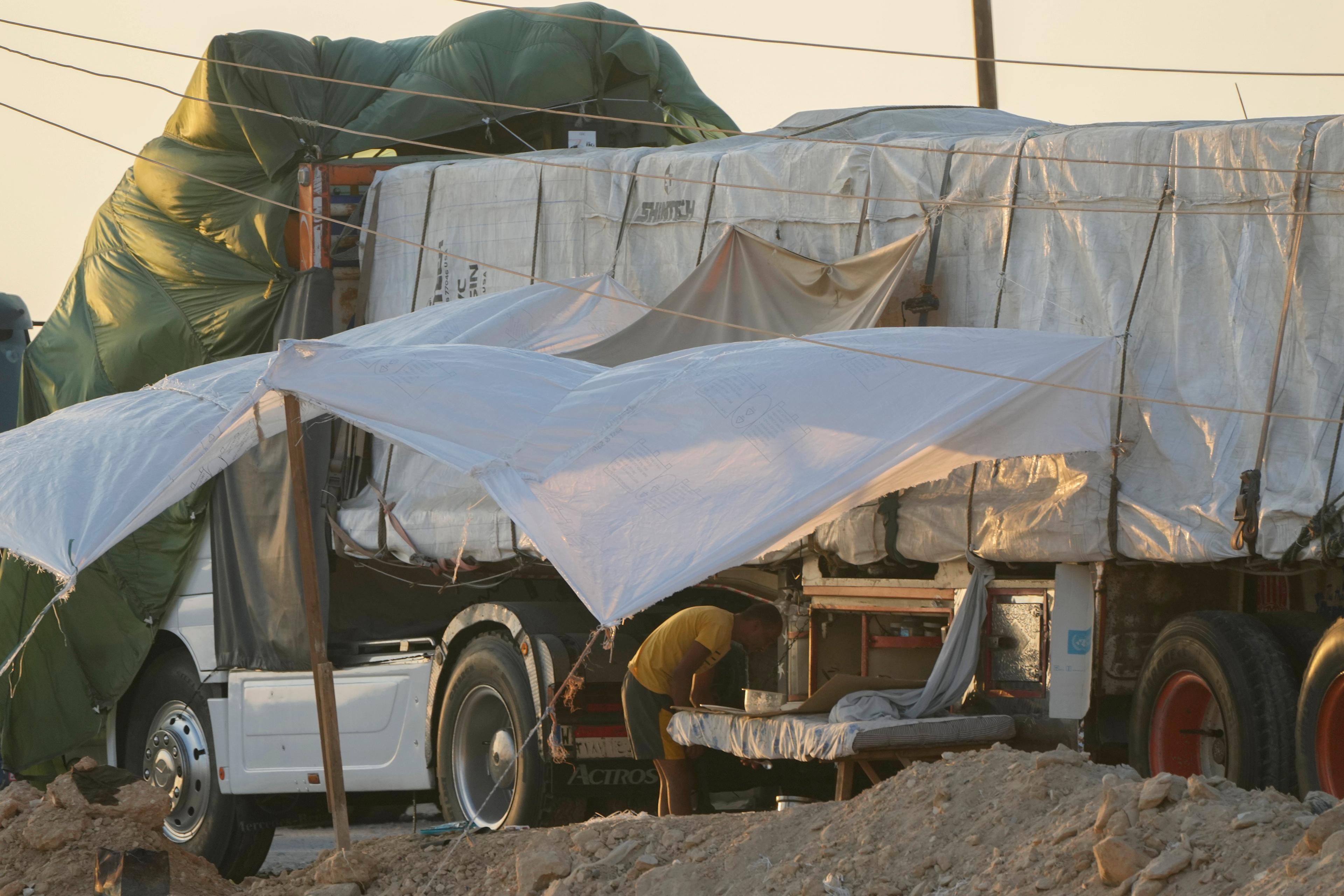 En av de egyptiska chaufförerna har byggt sig ett litet läger på sidan av sin Mercedes-lastbil nära Rafah-övergången. Bild från i början av september. Foto: Amr Nabil/AP/TT