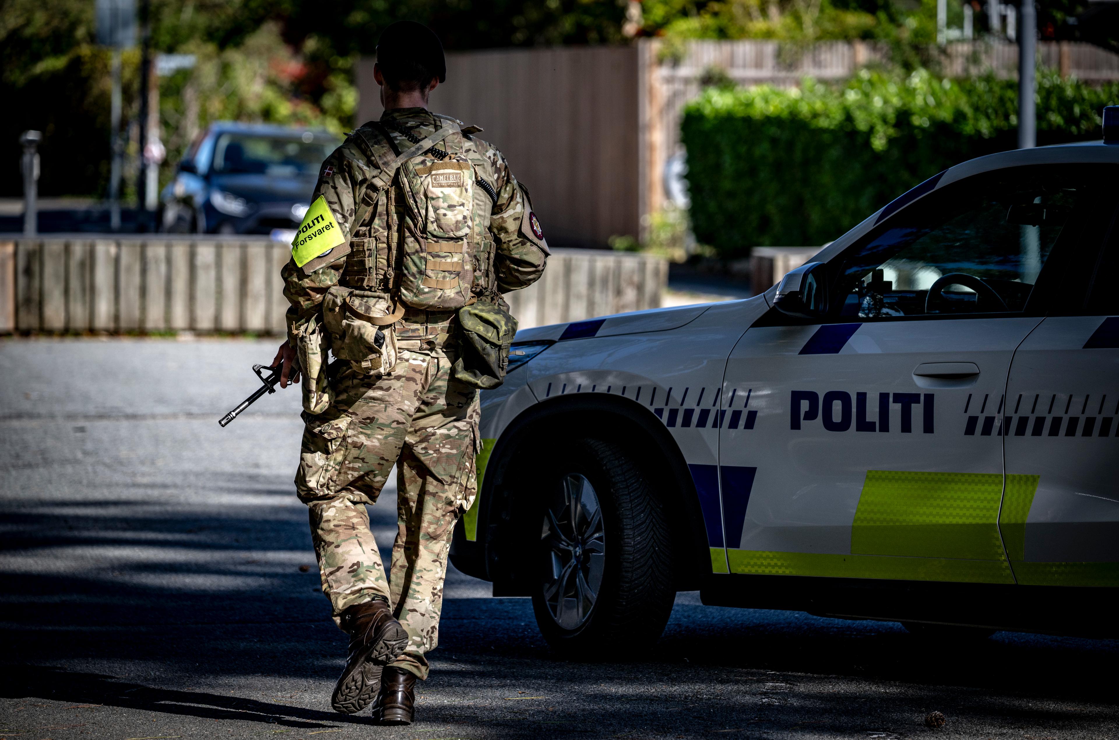 Dansk militär och dansk polis på plats i området kring Israels ambassad i Hellerup efter explosionen. Foto: Johan Nilsson/TT