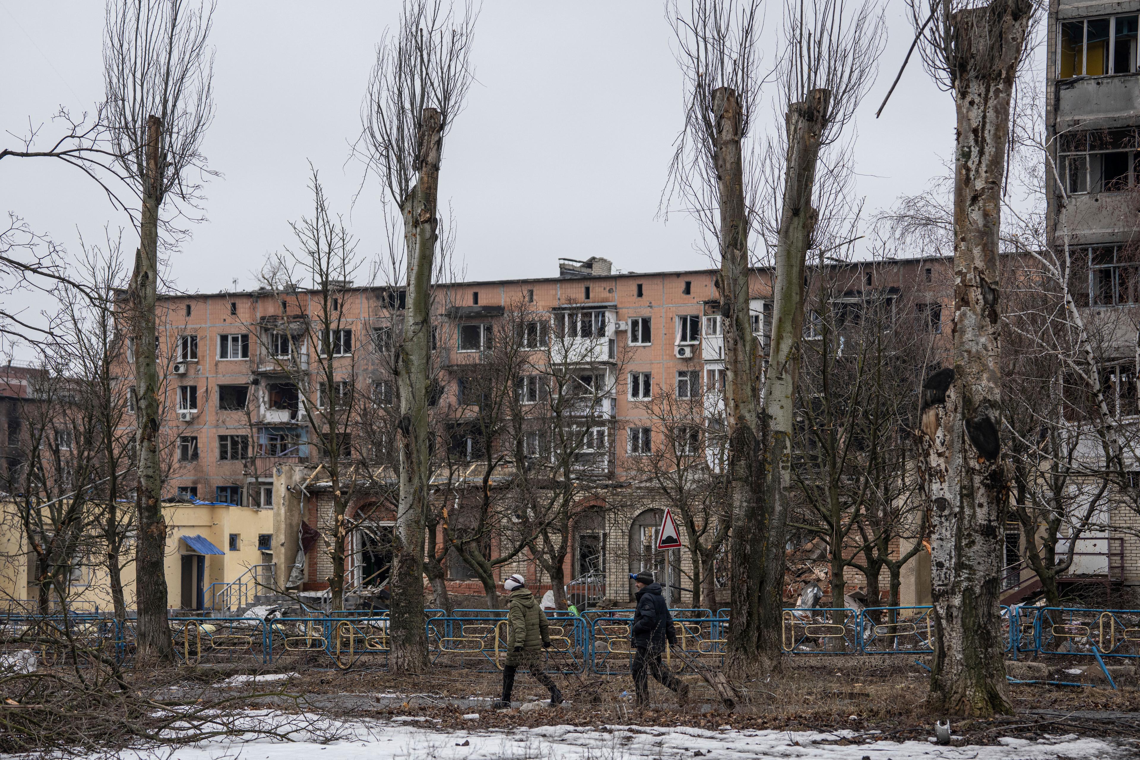 En gata som bombats av Ryssland i Vuhledar i februari 2023. Arkivbild. Foto: Evgeniy Maloletka/AP/TT