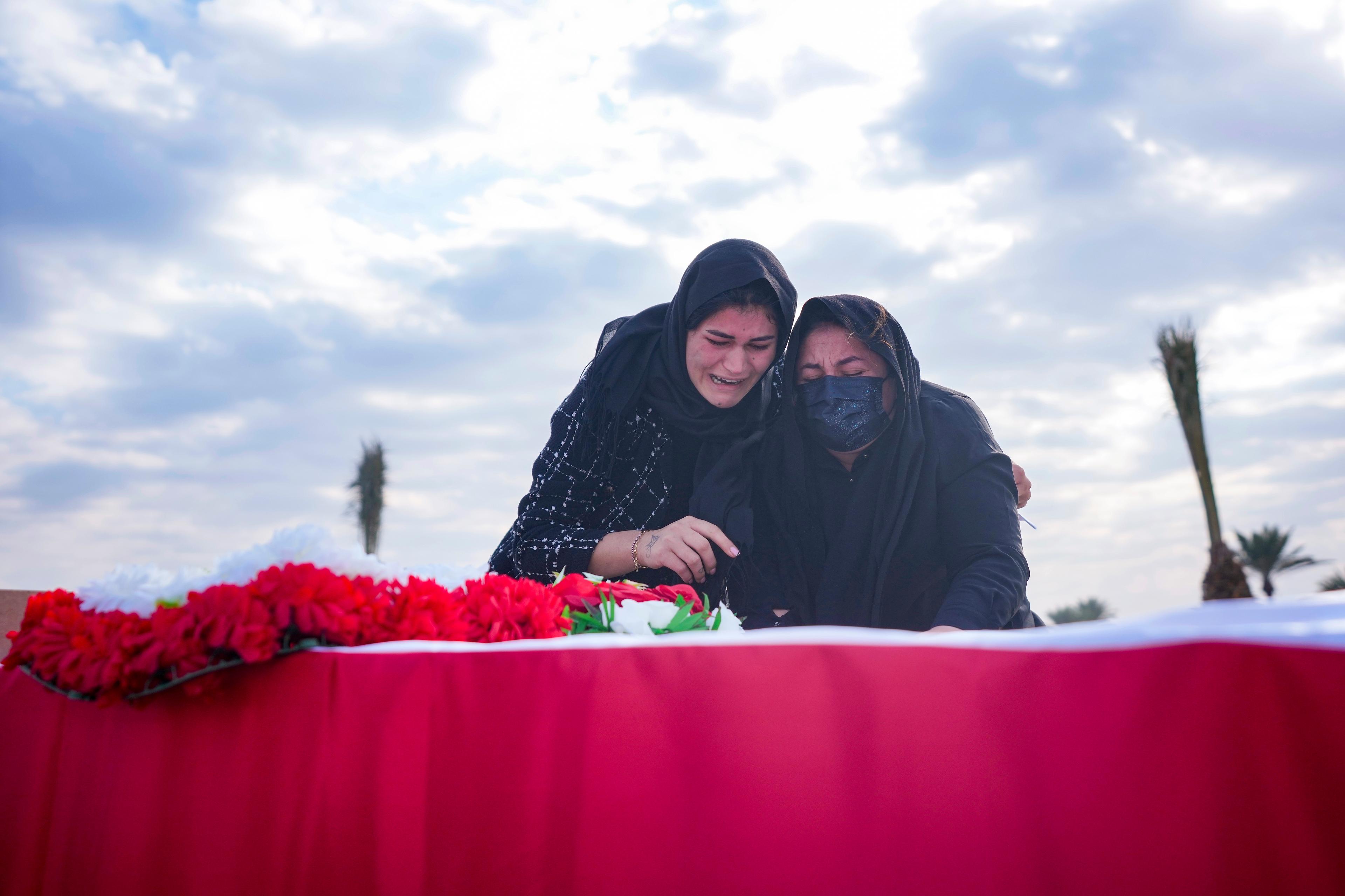 Två kvinnor sörjer en familjemedlem som grävts upp ur en av IS massgravar med dödade yazidier i Sinjar i Irak. Bild från januari 2024. Foto: Hadi Mizban/AP/TT