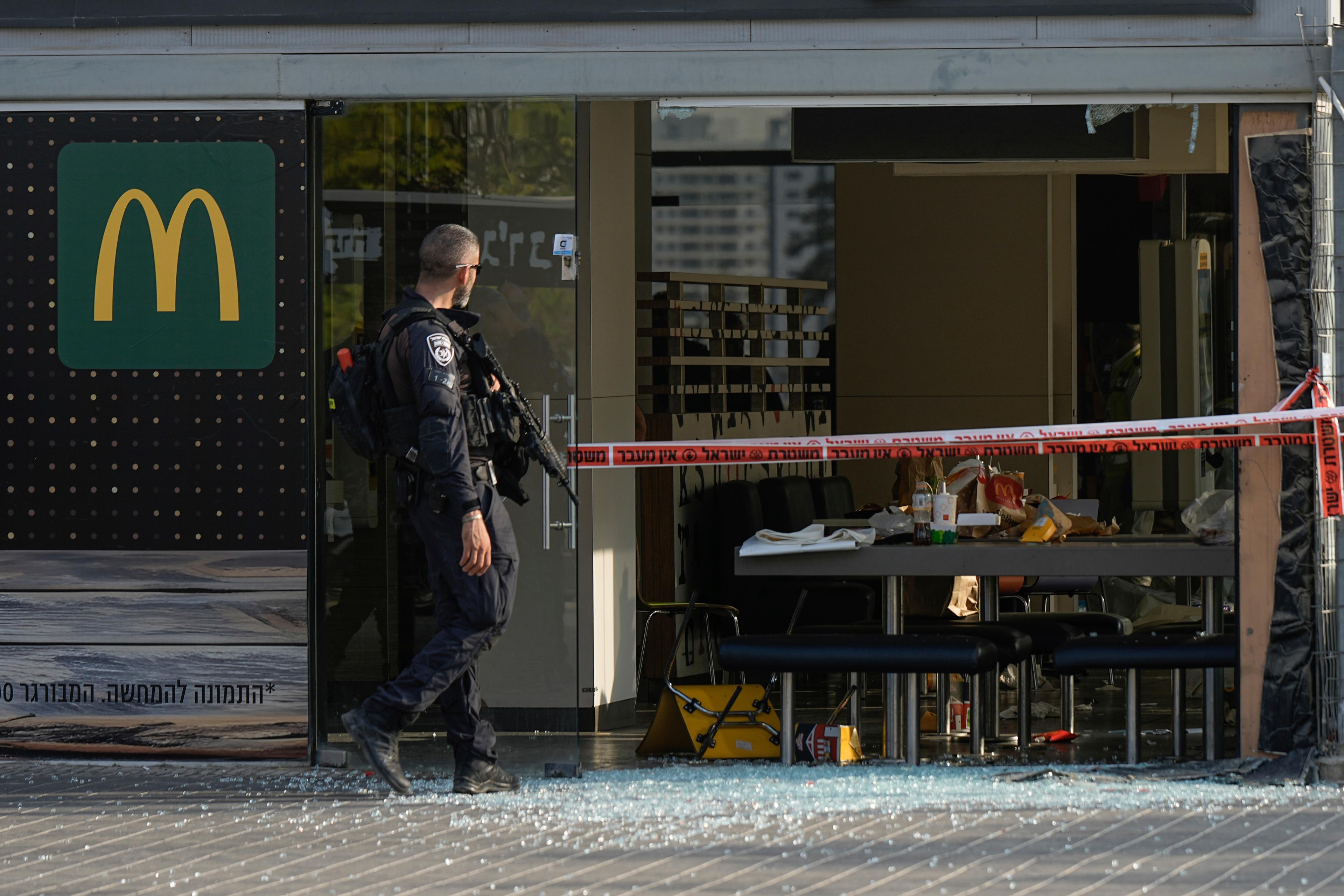 Polis utanför en av de platser där en man anföll flera personer på söndagen. Foto: Tsafrir Abayov/AP/TT