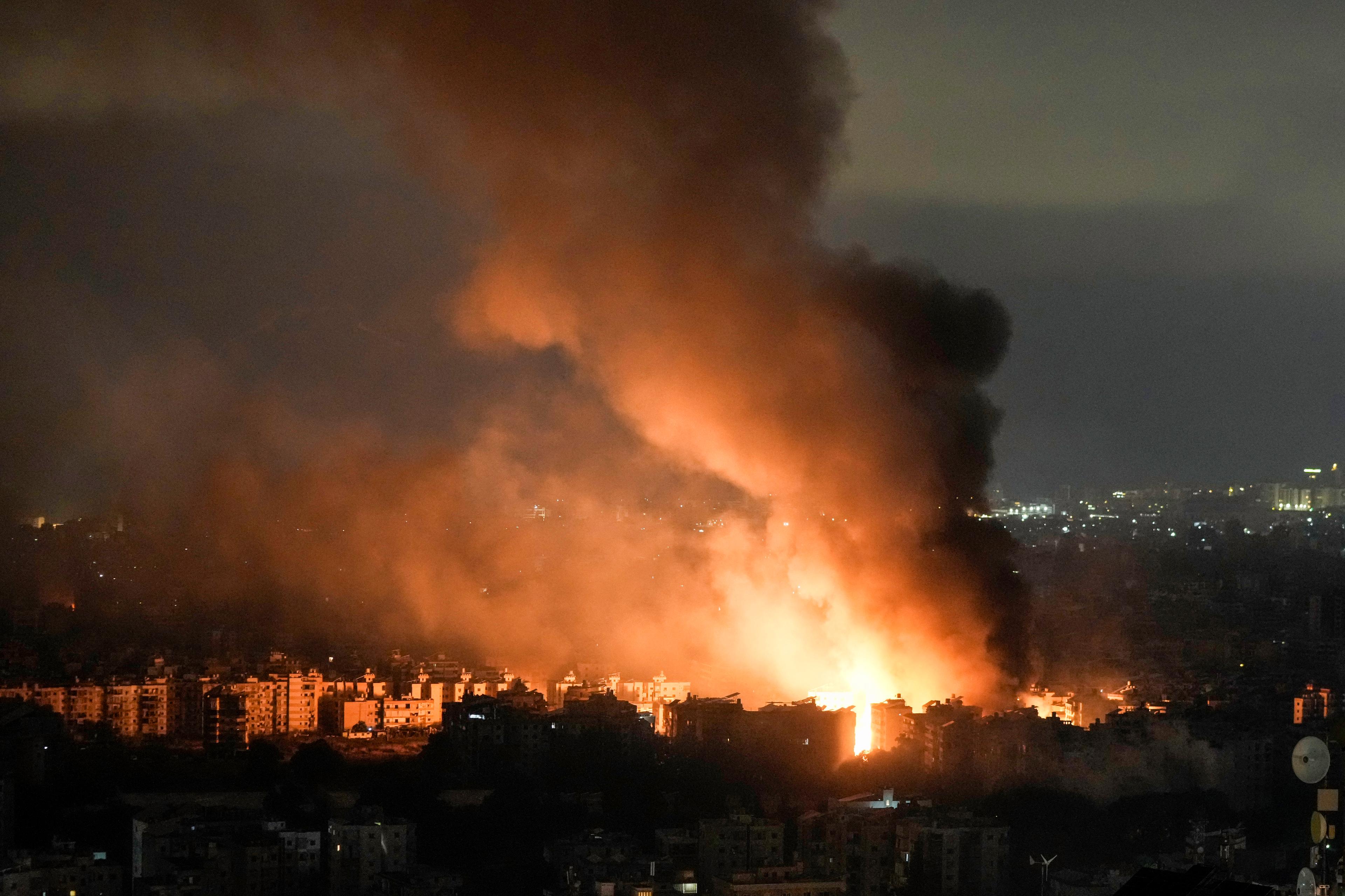 Eld och rök stiger mot himlen efter den israeliska militärens senaste angrepp mot Beirut. Foto: Bilal Hussein/AP/TT