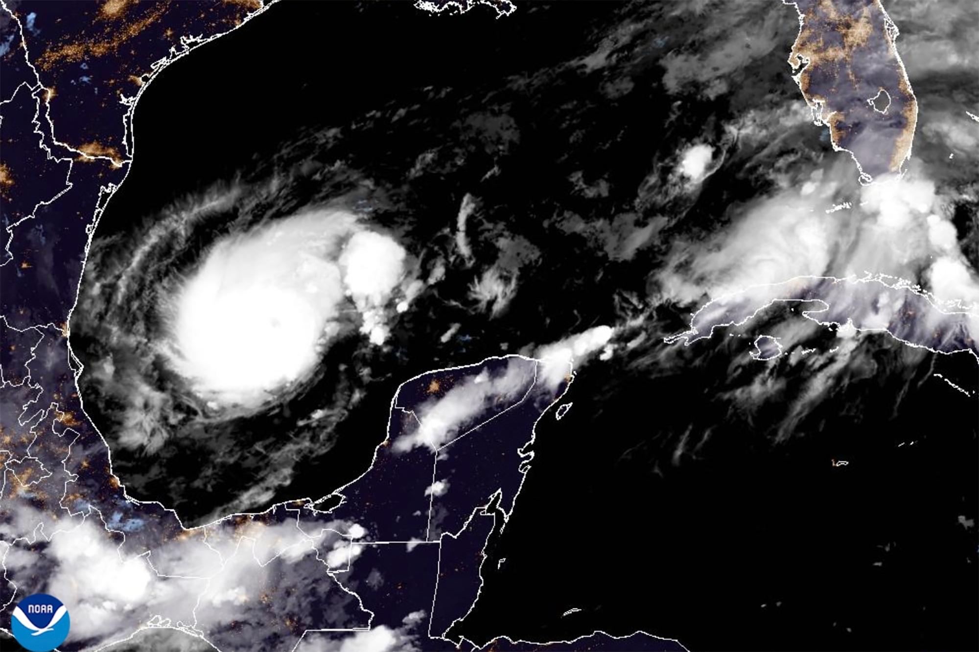 Orkanen Milton väntas nå Florida på onsdag. Satellitbilden togs på söndagen. Foto: NOAA/AP/TT