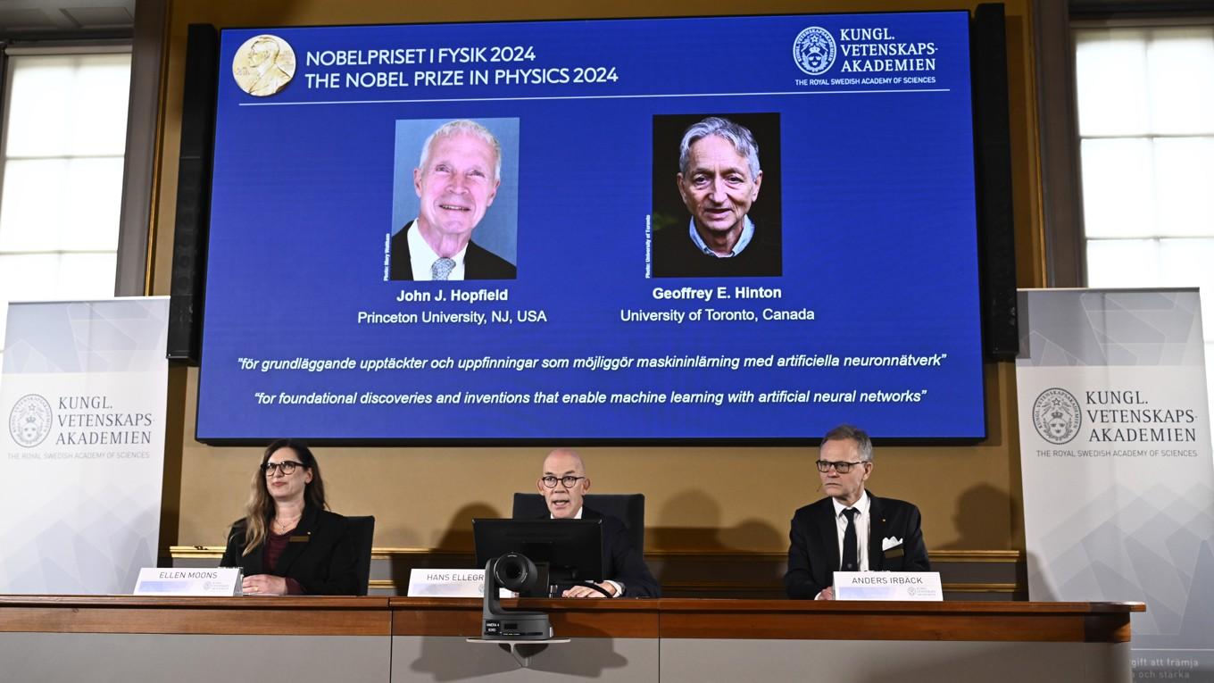 Årets Nobelpris i fysik går till John Hopfield och Geoffrey Hinton, vilket avslöjades vid en presskonferens med Hans Ellergren (mitten), ständig sekreterare, professor Ellen Moons och professor Anders Irbäck vid Vetenskapsakademien. Foto: Christine Olsson/TT