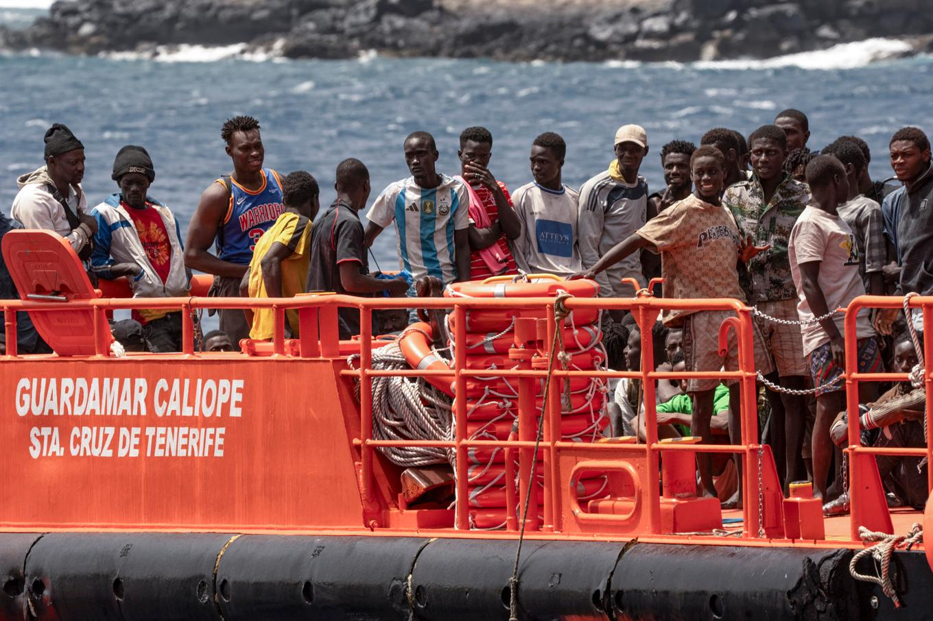 Migranter och asylsökande på väg i land på spanska kanarieön El Hierro i slutet av augusti. Arkivfoto. Foto: Maria Ximena/AP/TT