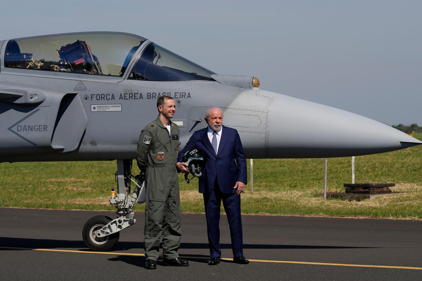 Brasiliens president Luiz Inacio Lula da Silva, höger, och en brasiliansk löjtnant framför ett Gripenplan av modellen F-39. Arkivbild. Foto: Andre Penner/AP/TT