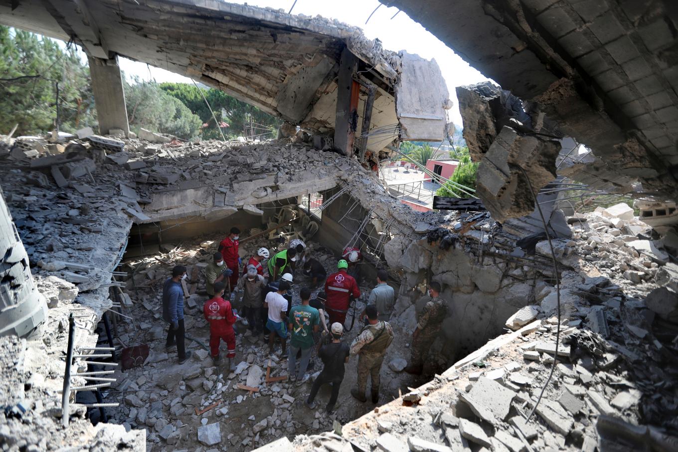 Räddningsarbetare letar efter överlevare efter en israelisk attack mot Wardaniyeh i södra Libanon på onsdagen. Foto: Mohammad Zaatari/AP/TT