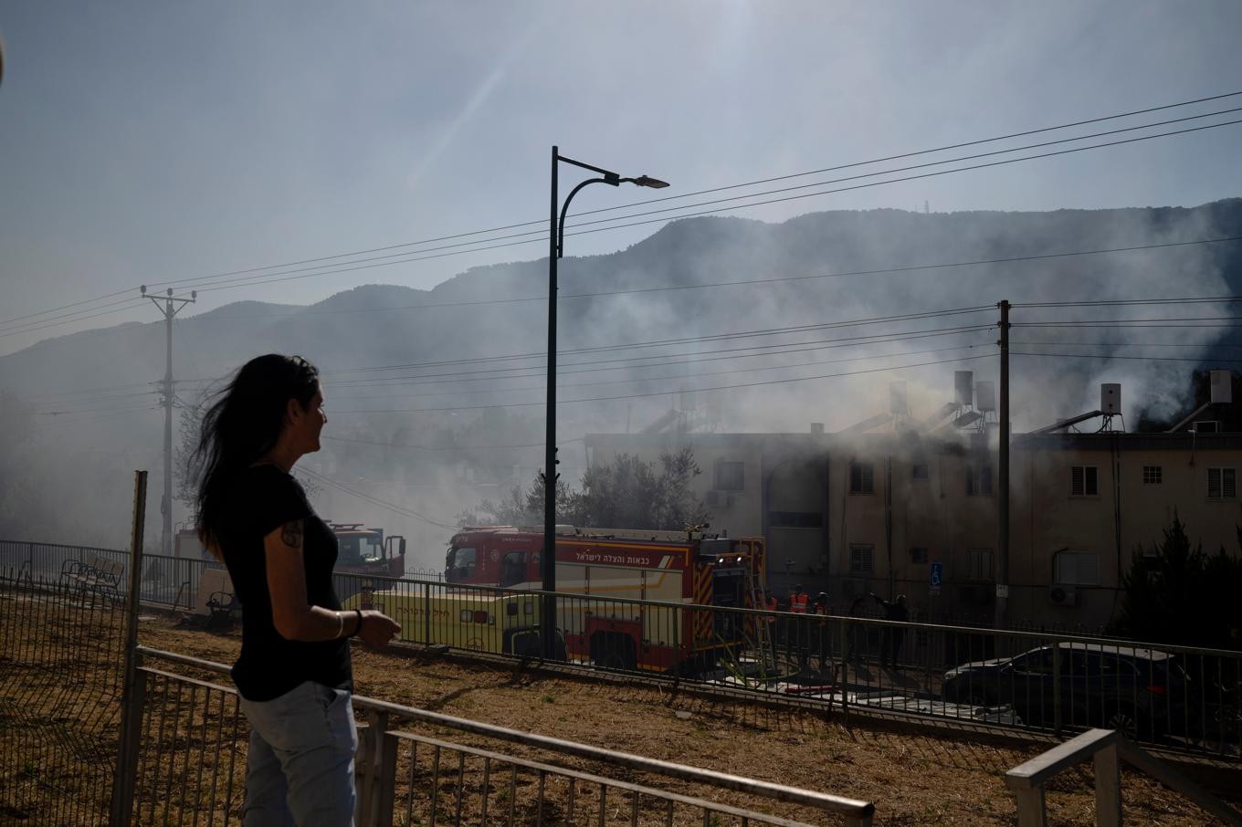 Rökutveckling sedan en raket slagit ned i norra Israel i onsdags. Foto: Leo Correa/AP/TT