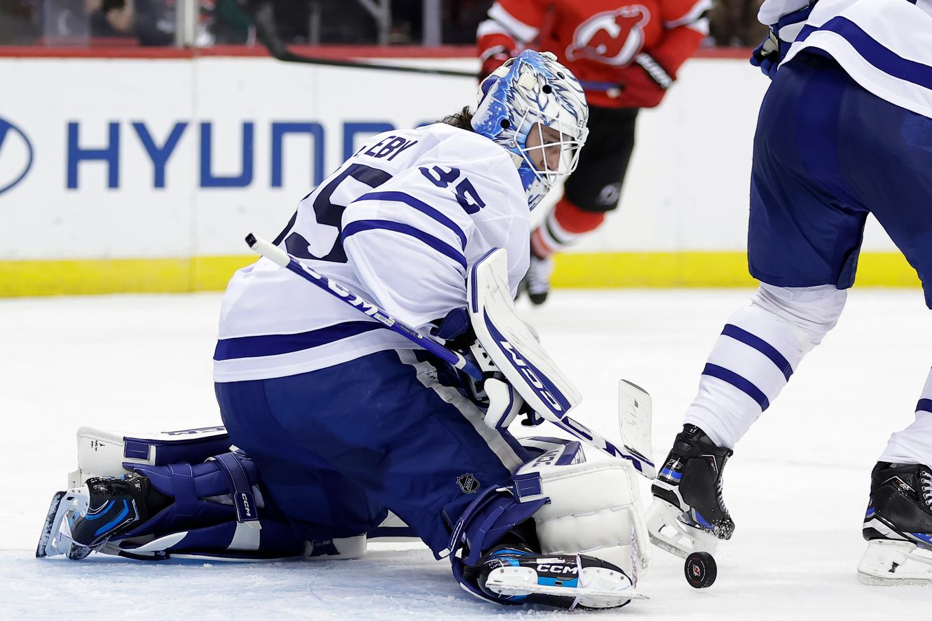 Dennis Hildeby gjorde ligadebut för Toronto i NHL och stal showen med 23 räddningar när Toronto vann mot New Jersey med 4–2. Foto: Adam Hunger/AP/TT