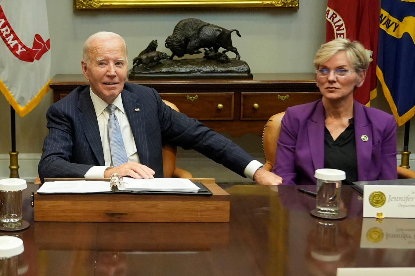 President Joe Biden på ett krismöte med USA:s regering, med energiminister Jennifer Granholm till höger. Foto: Manuel Balce Ceneta/AP/TT